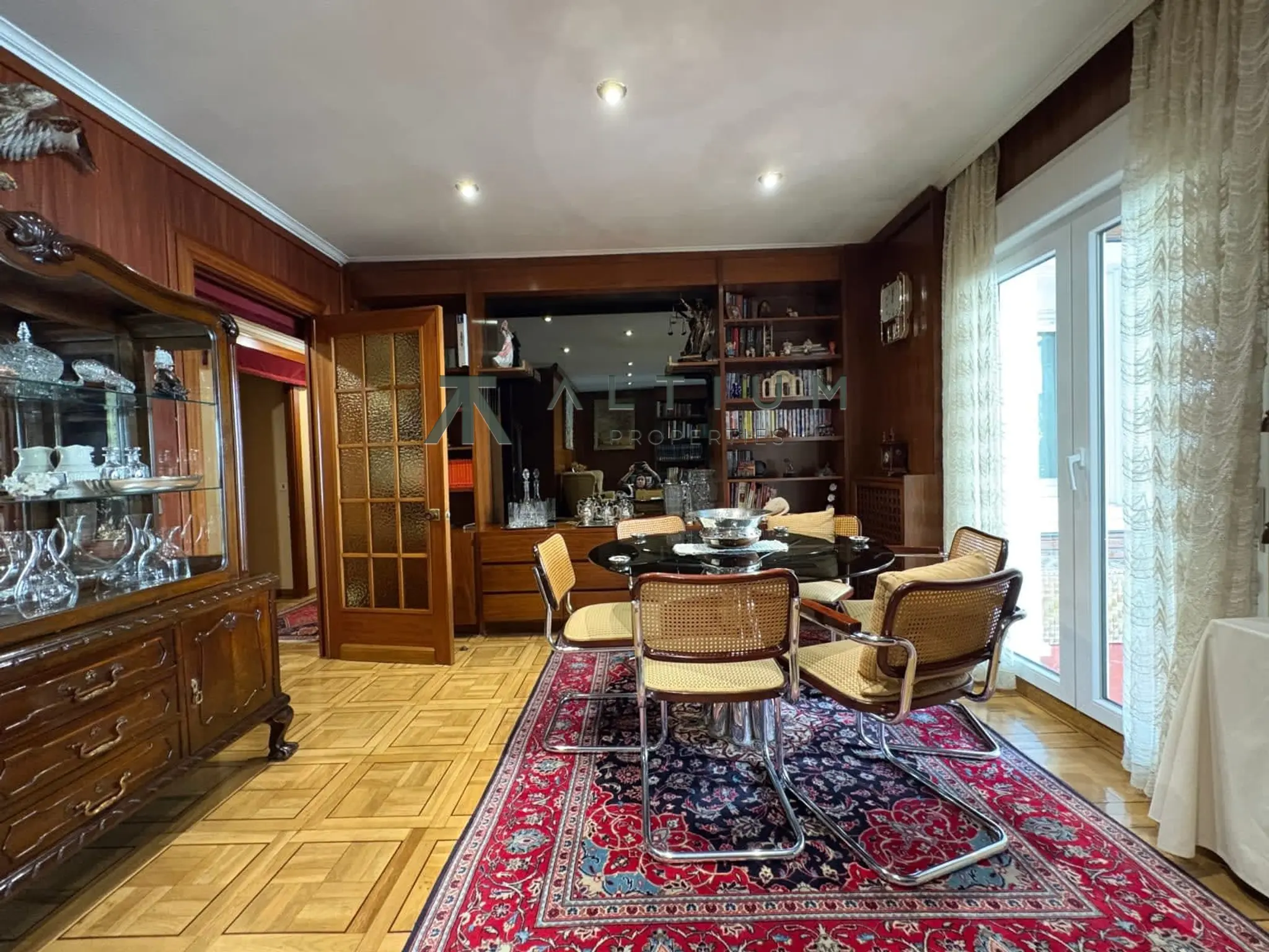 Terraza, boiserie y espiga en una tercera planta de Salamanca