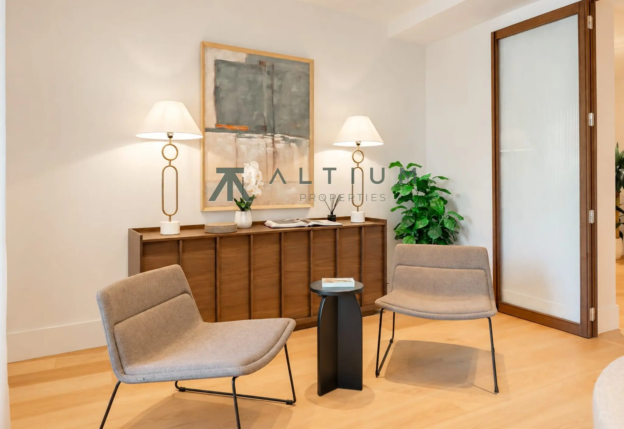 Siete balcones, triple orientación y gran escala en Chamberí