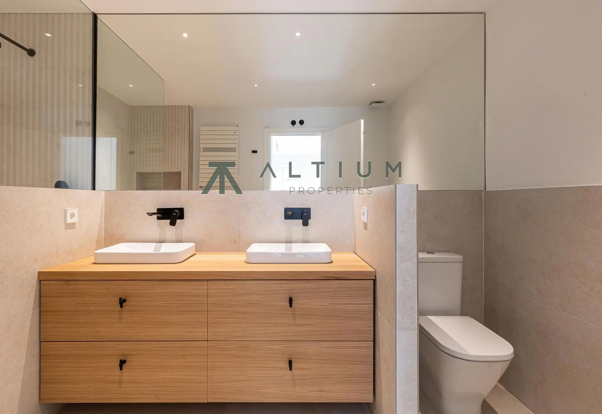 301 m² abiertos a seis balcones en Chamberí