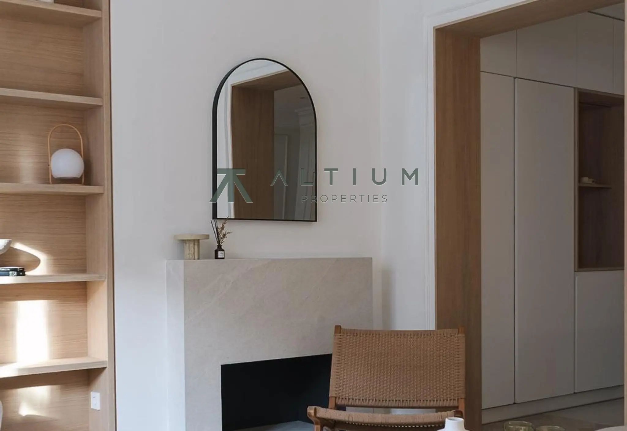 Chimenea, mirador y arcos en una vivienda de diseño