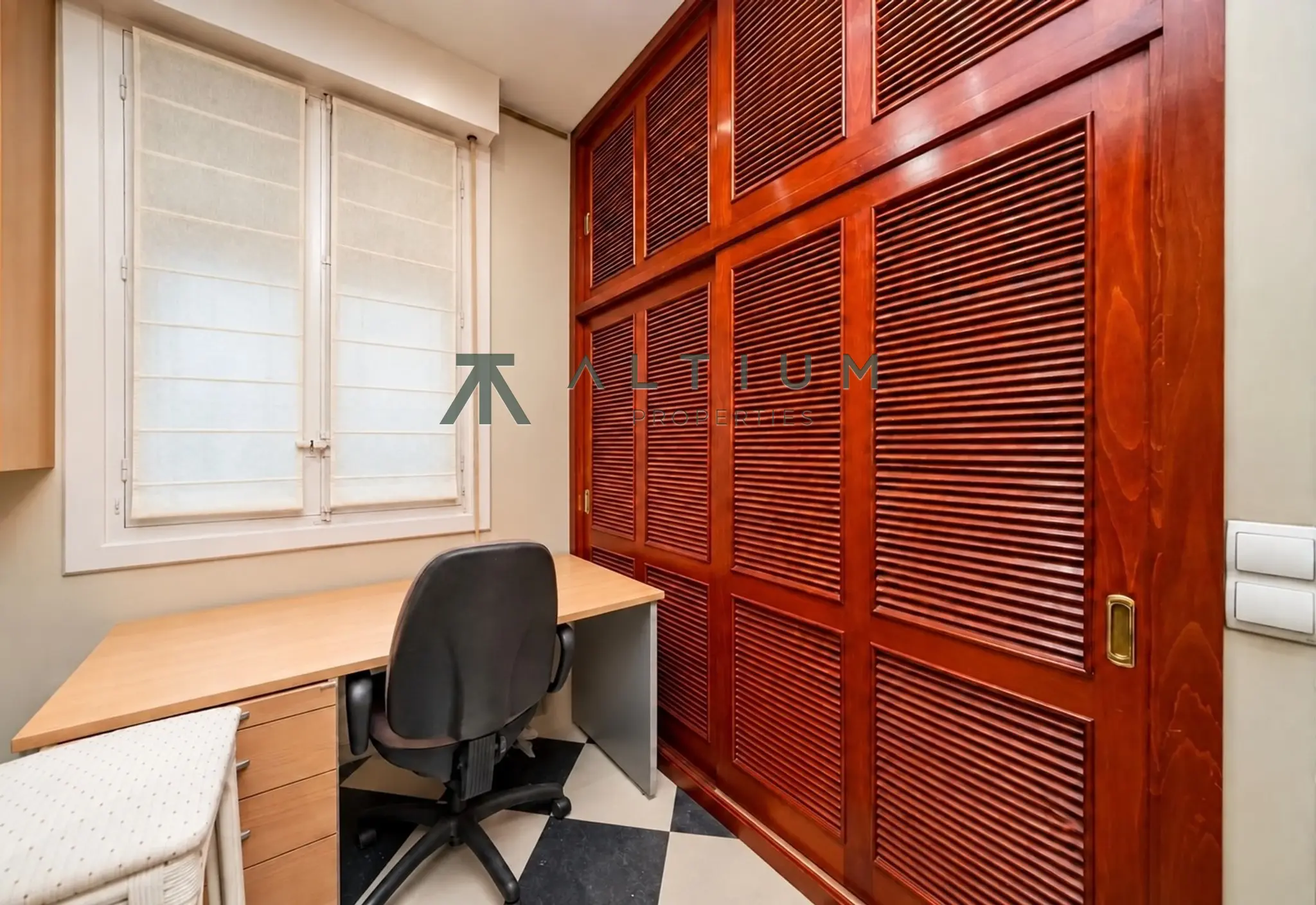 Esquina, miradores y vidrieras en una gran vivienda de Castellana