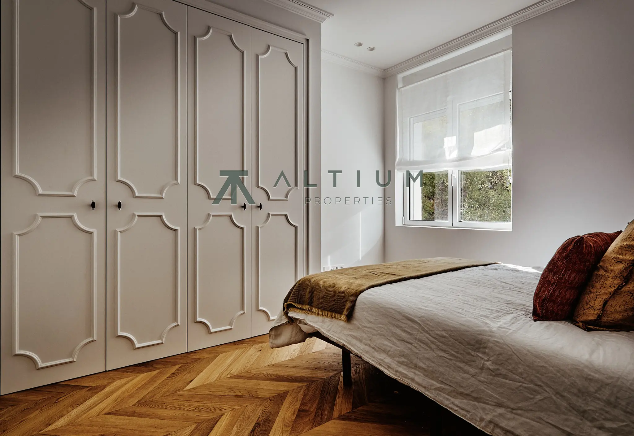 A fireplace, bay window and four bedrooms in Salamanca