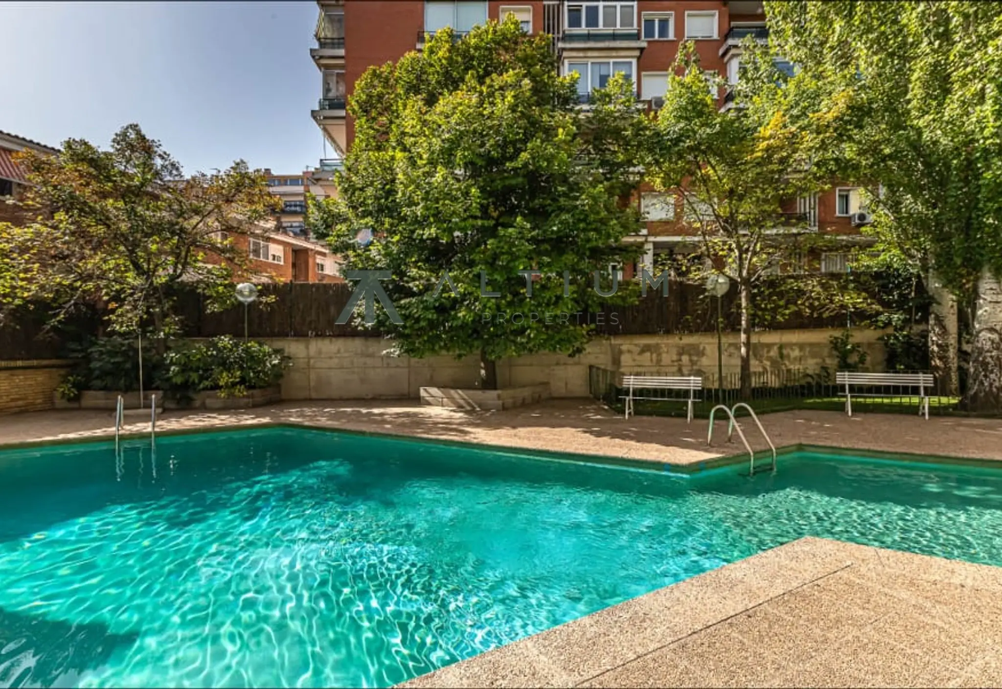 Terraza, jardines y calma residencial en Moncloa-Aravaca