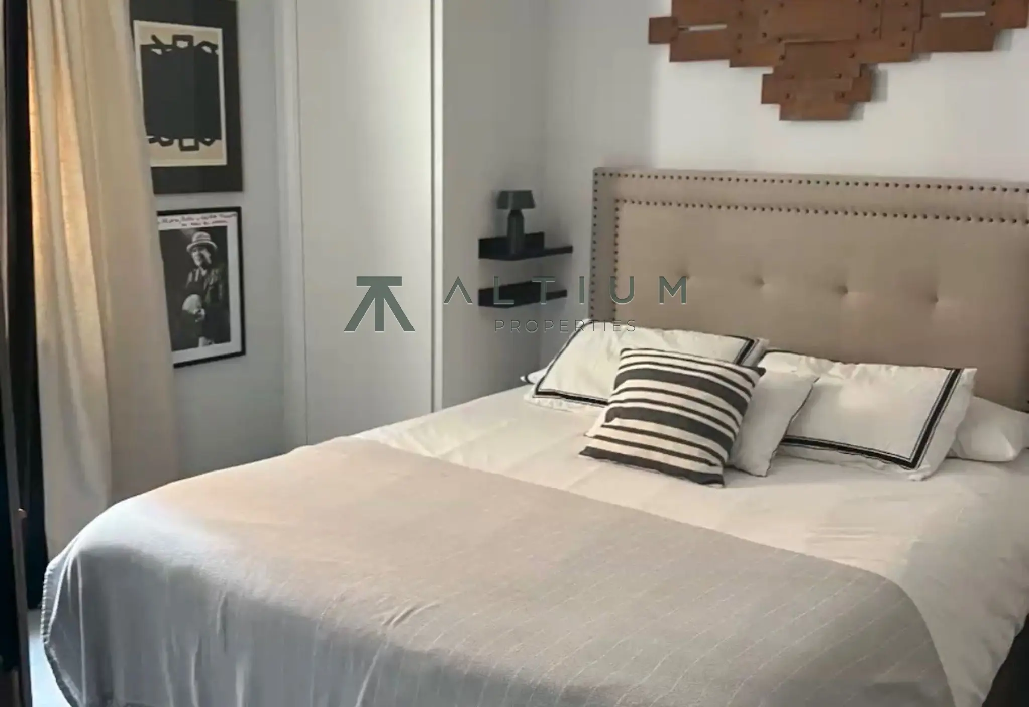 Chimenea, librería y techos altos en una gran residencia de Justicia