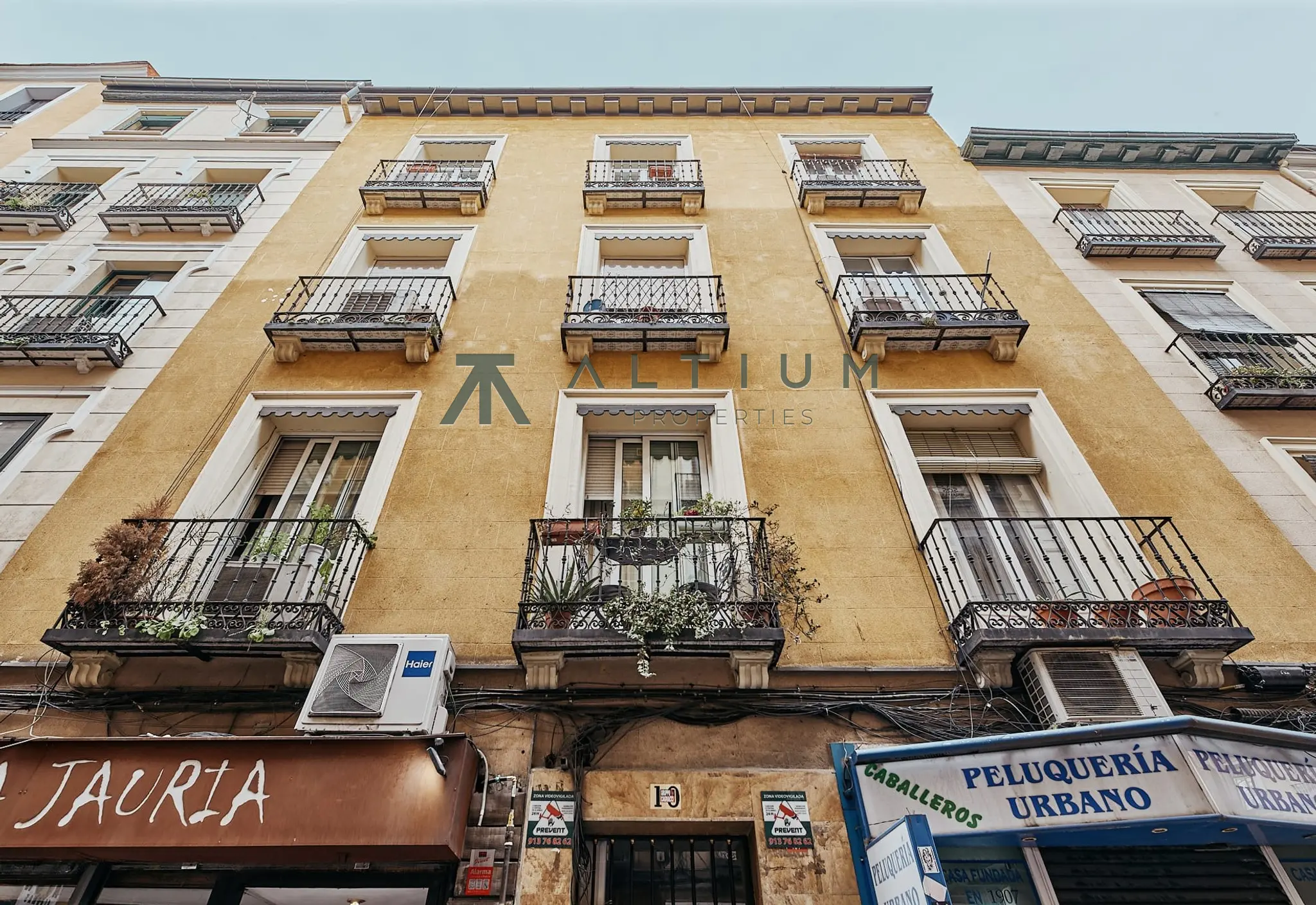Arquitectura de 1900 e interior contemporáneo en Justicia