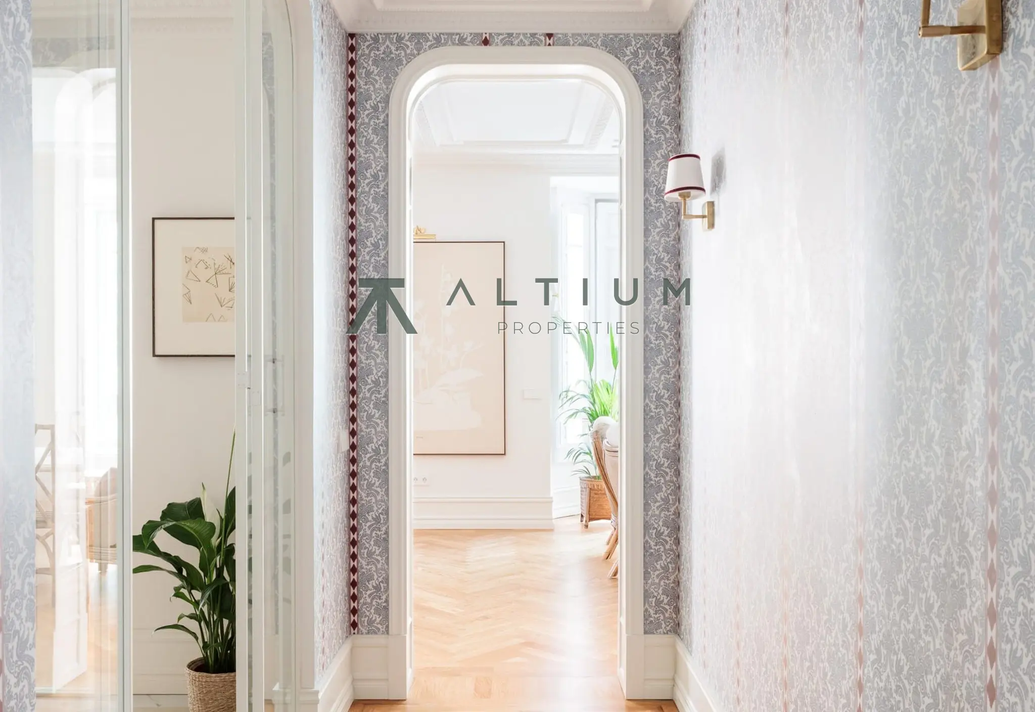 Luz sur y balcón en una gran vivienda de Almagro