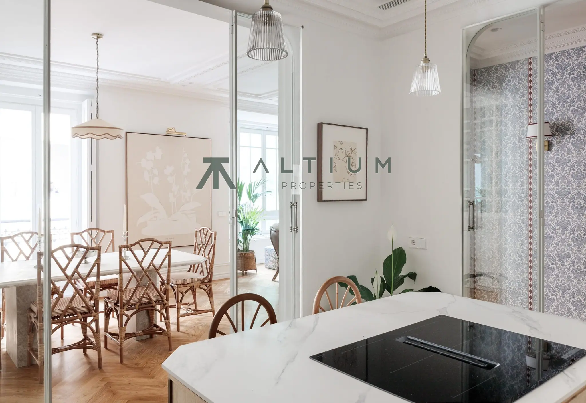 Luz sur y balcón en una gran vivienda de Almagro