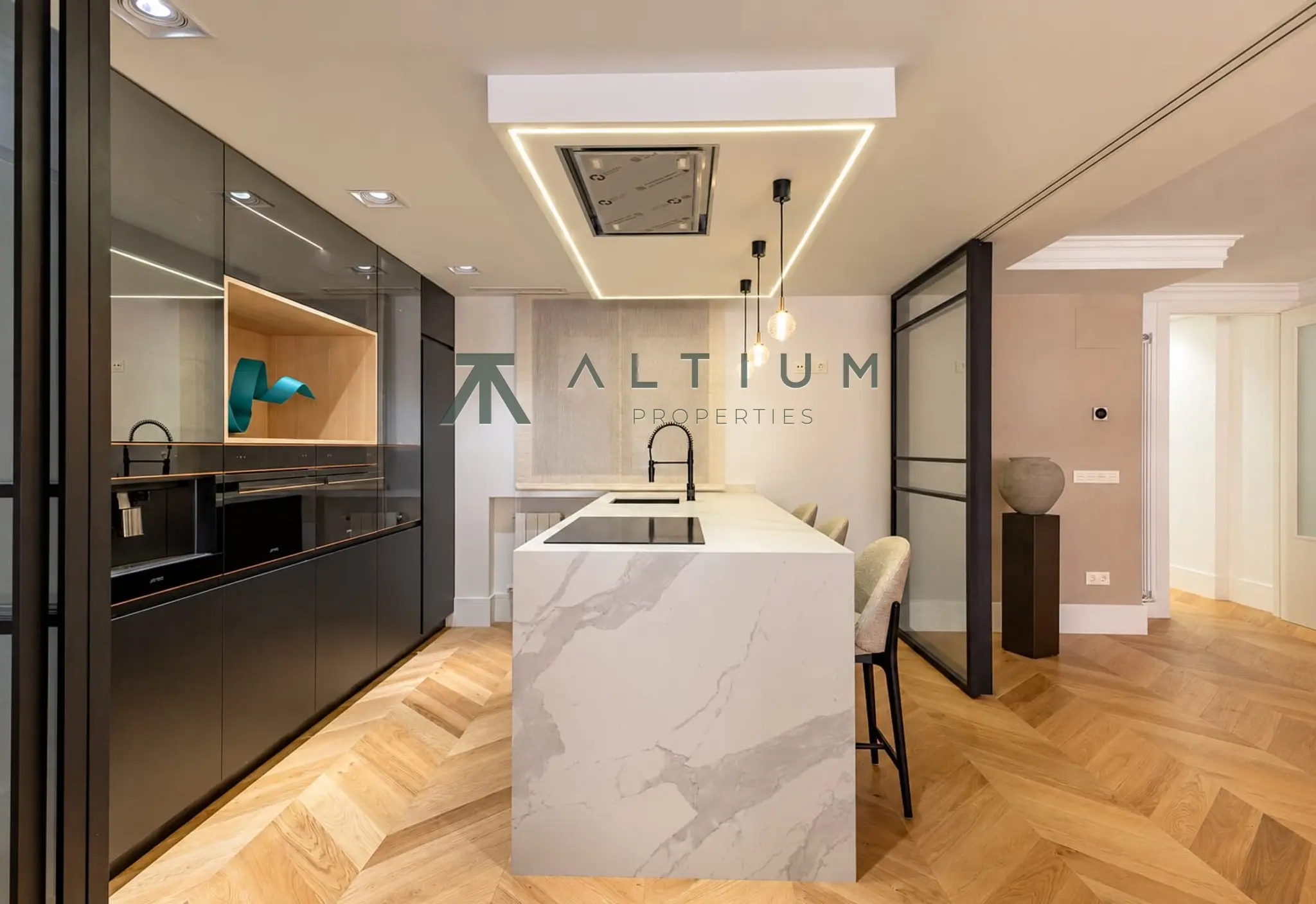 Tres suites, cocina flexible y dos plazas de garaje en Castellana