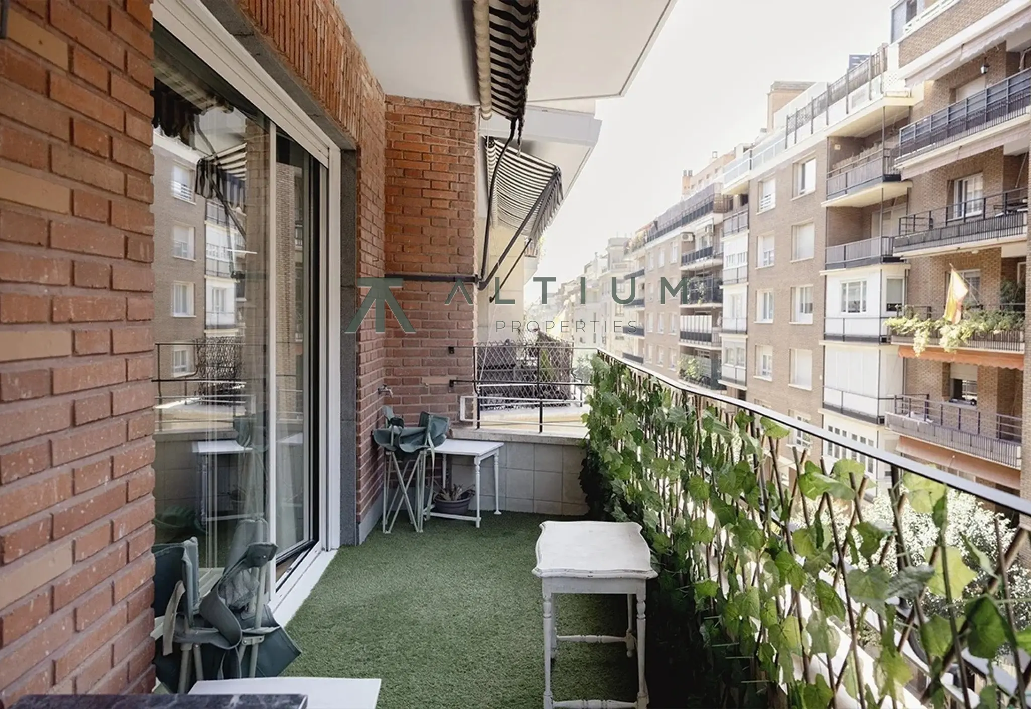 Una gran vivienda con terraza y tres ambientes de día en Núñez de Balboa