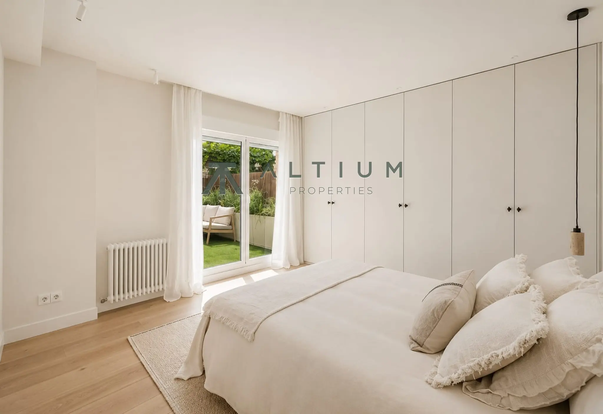 Jardín privado y cuatro suites en una vivienda reformada
