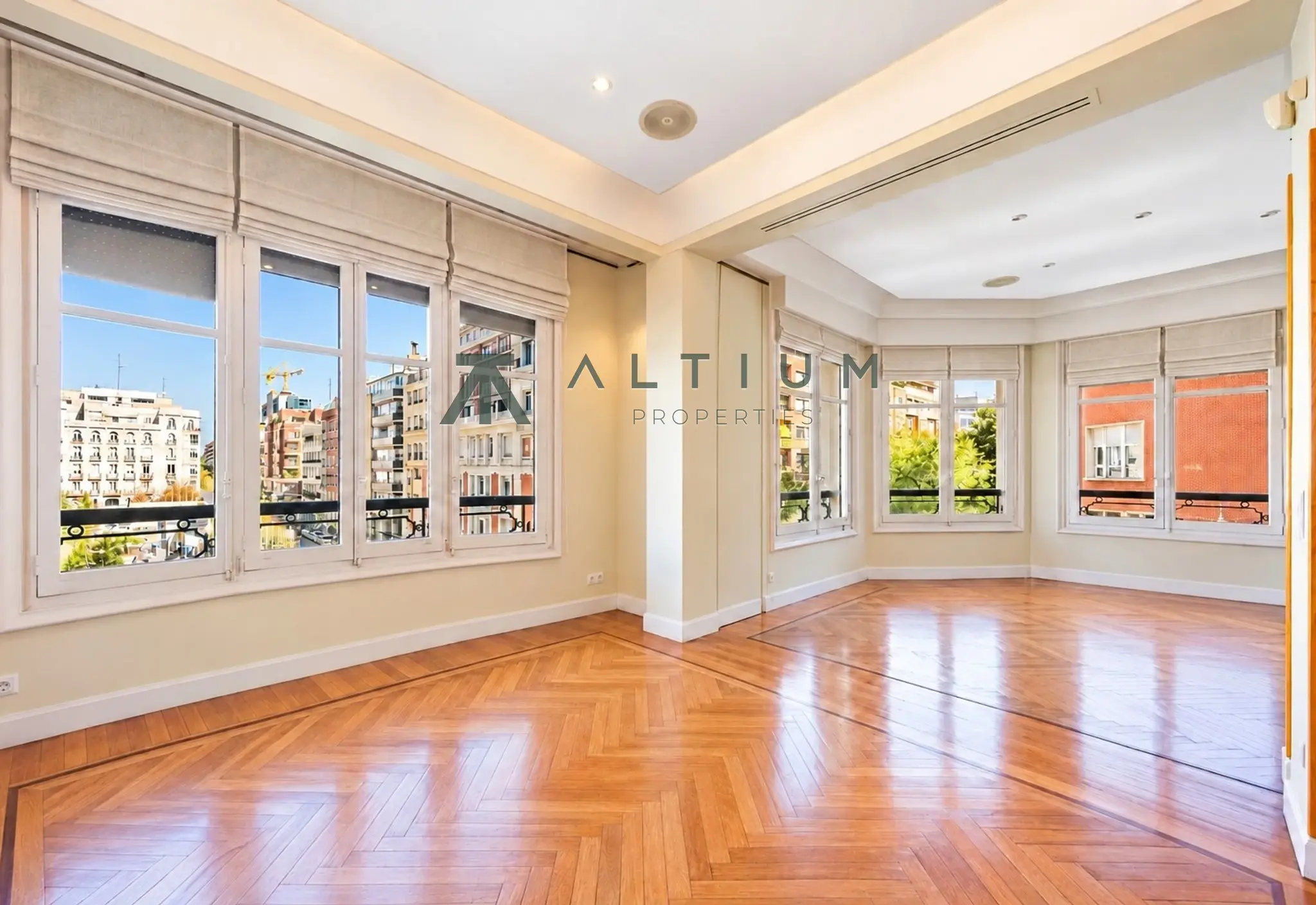 Esquina, miradores y vidrieras en una gran vivienda de Castellana