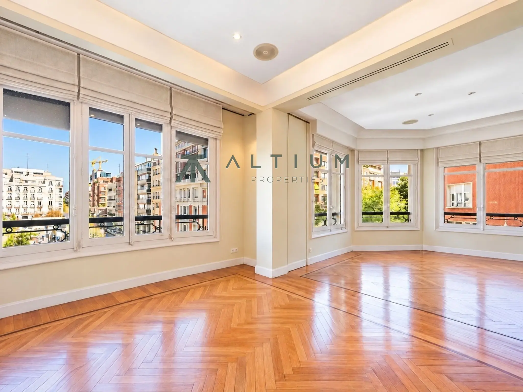 Esquina, miradores y vidrieras en una gran vivienda de Castellana