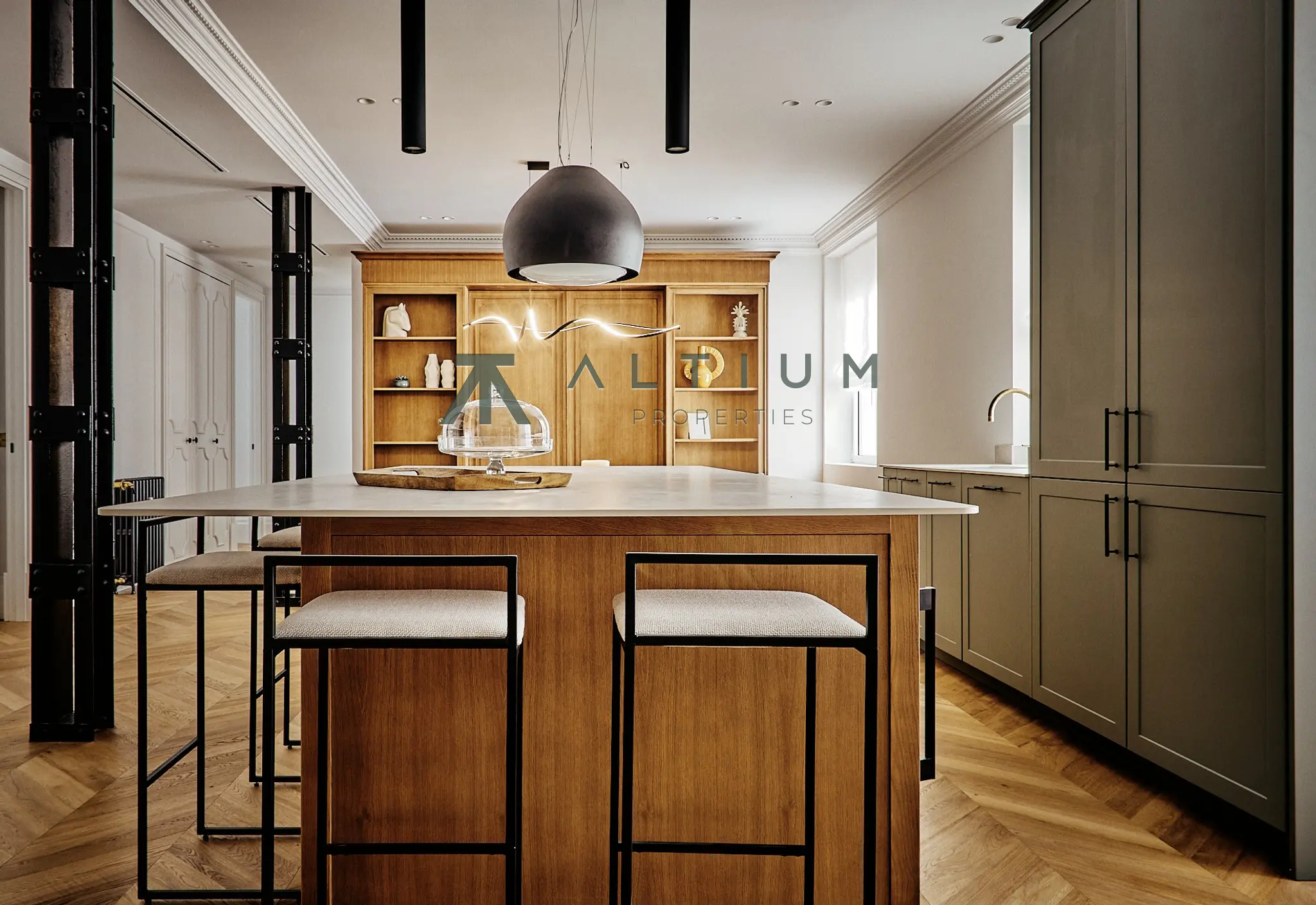 A fireplace, bay window and four bedrooms in Salamanca