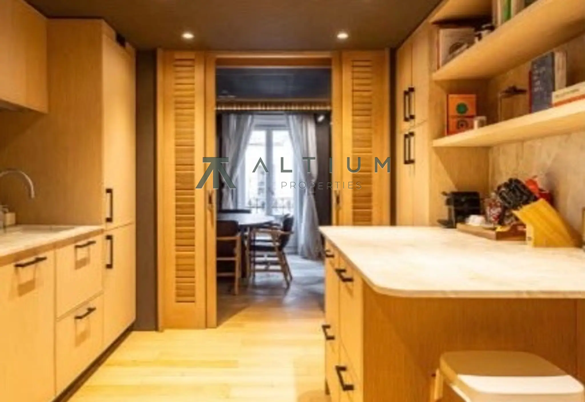 Chimeneas, biblioteca y cuatro balcones en Recoletos