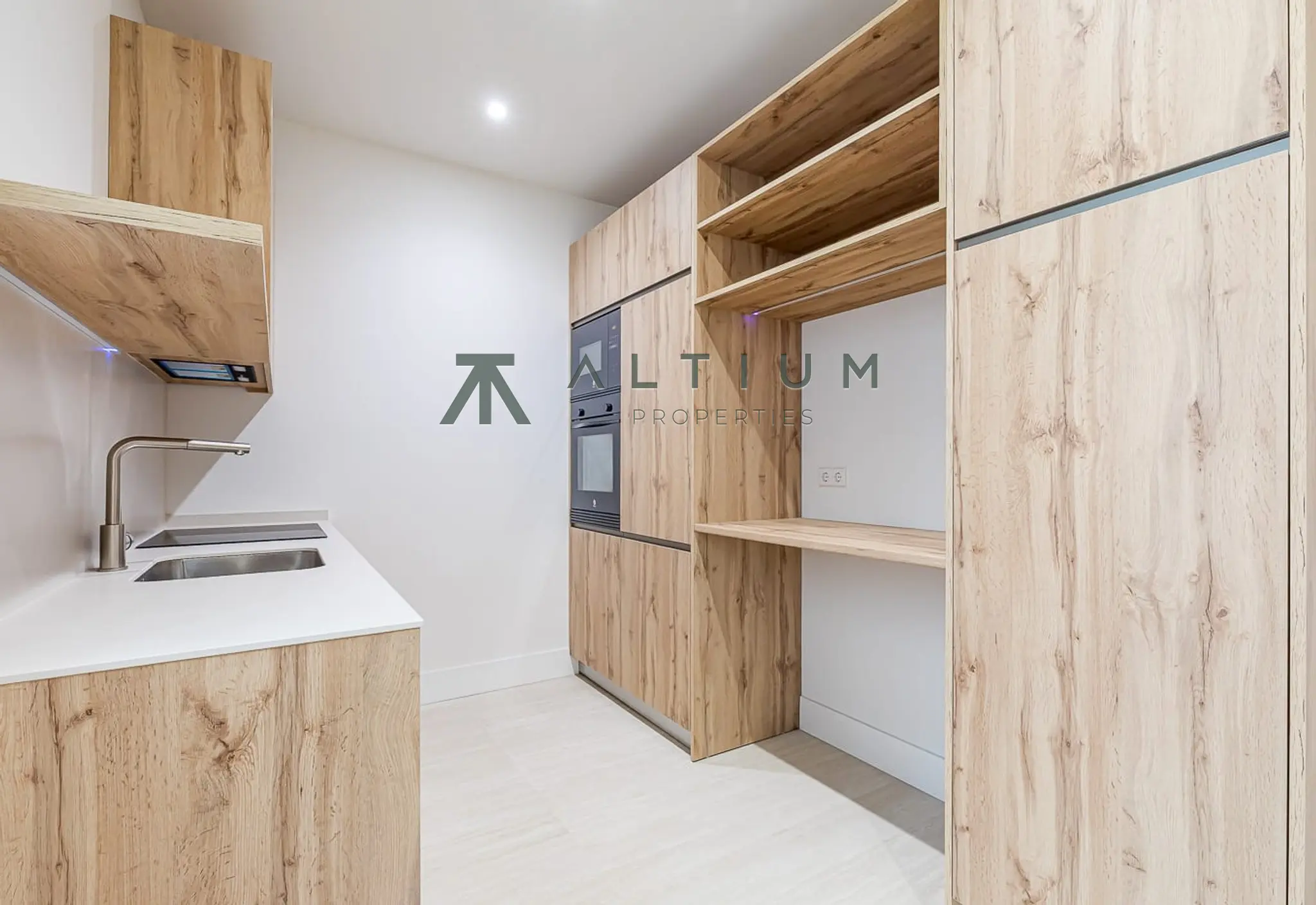Interior en Malasaña — Amplitud y vida cultural en Universidad (11 de 49)