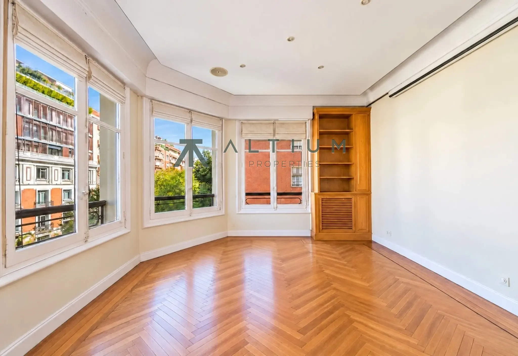 Esquina, miradores y vidrieras en una gran vivienda de Castellana