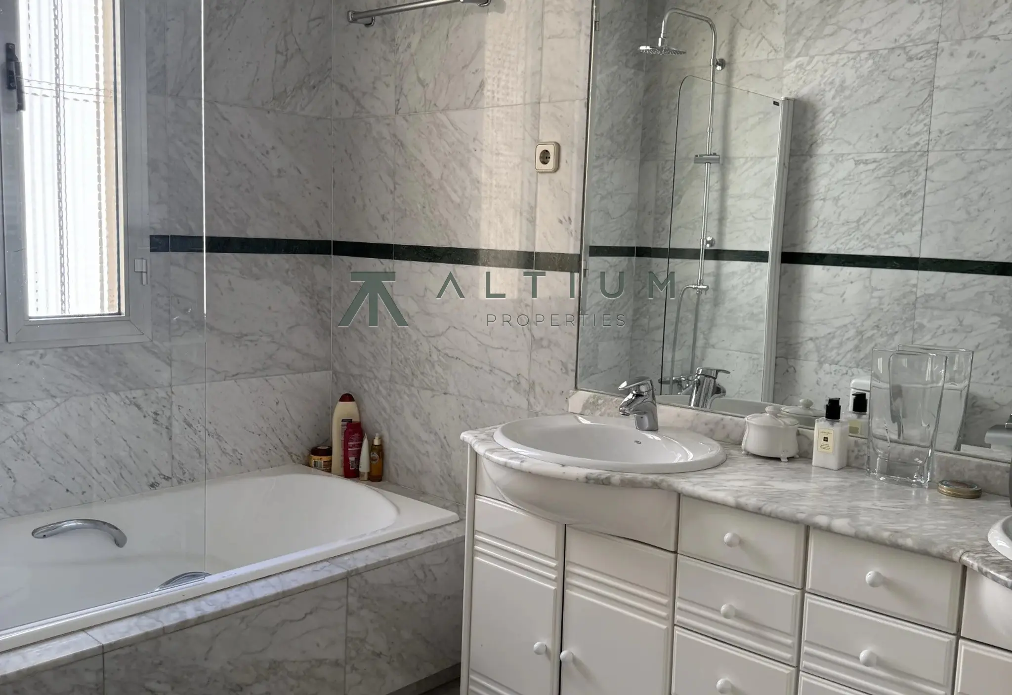 Cuatro balcones y 302 m² sobre los tejados de Chamberí
