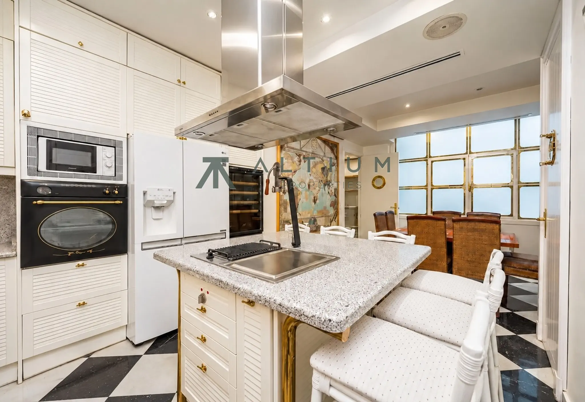 Esquina, miradores y vidrieras en una gran vivienda de Castellana