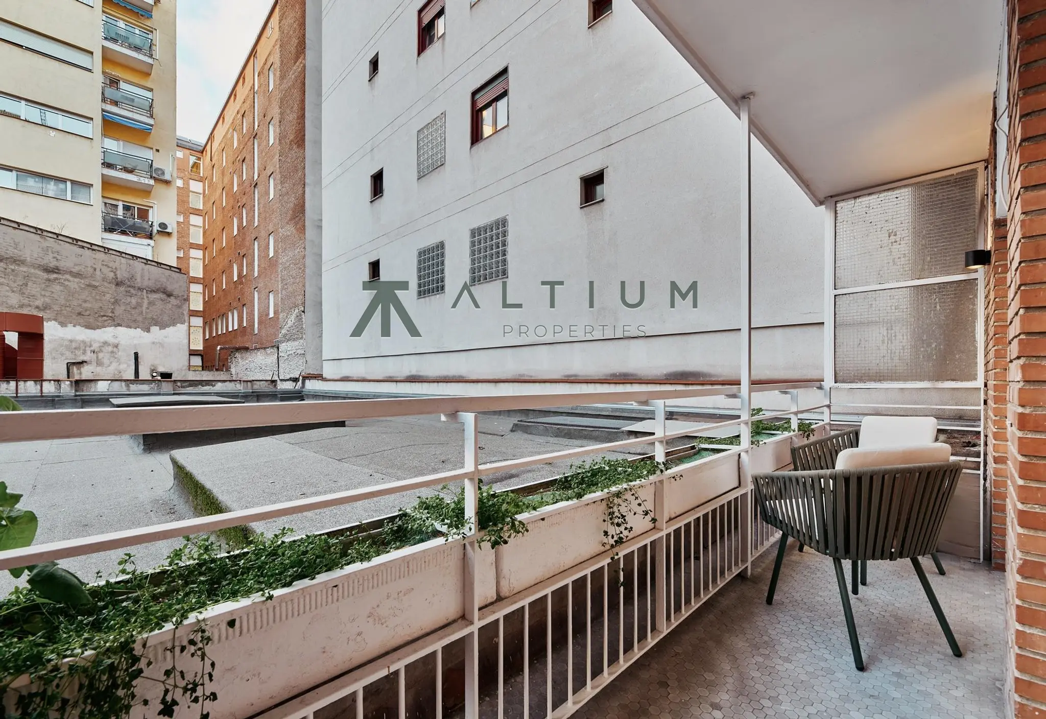 Una casa completa hacia el silencio del patio