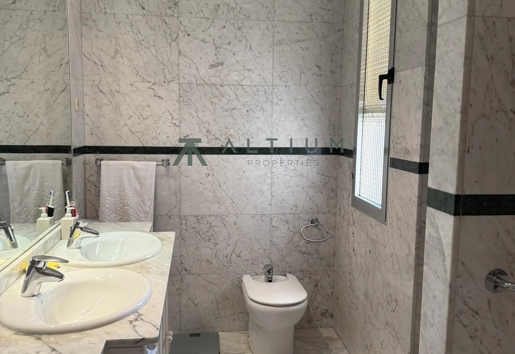 Cuatro balcones y 302 m² sobre los tejados de Chamberí