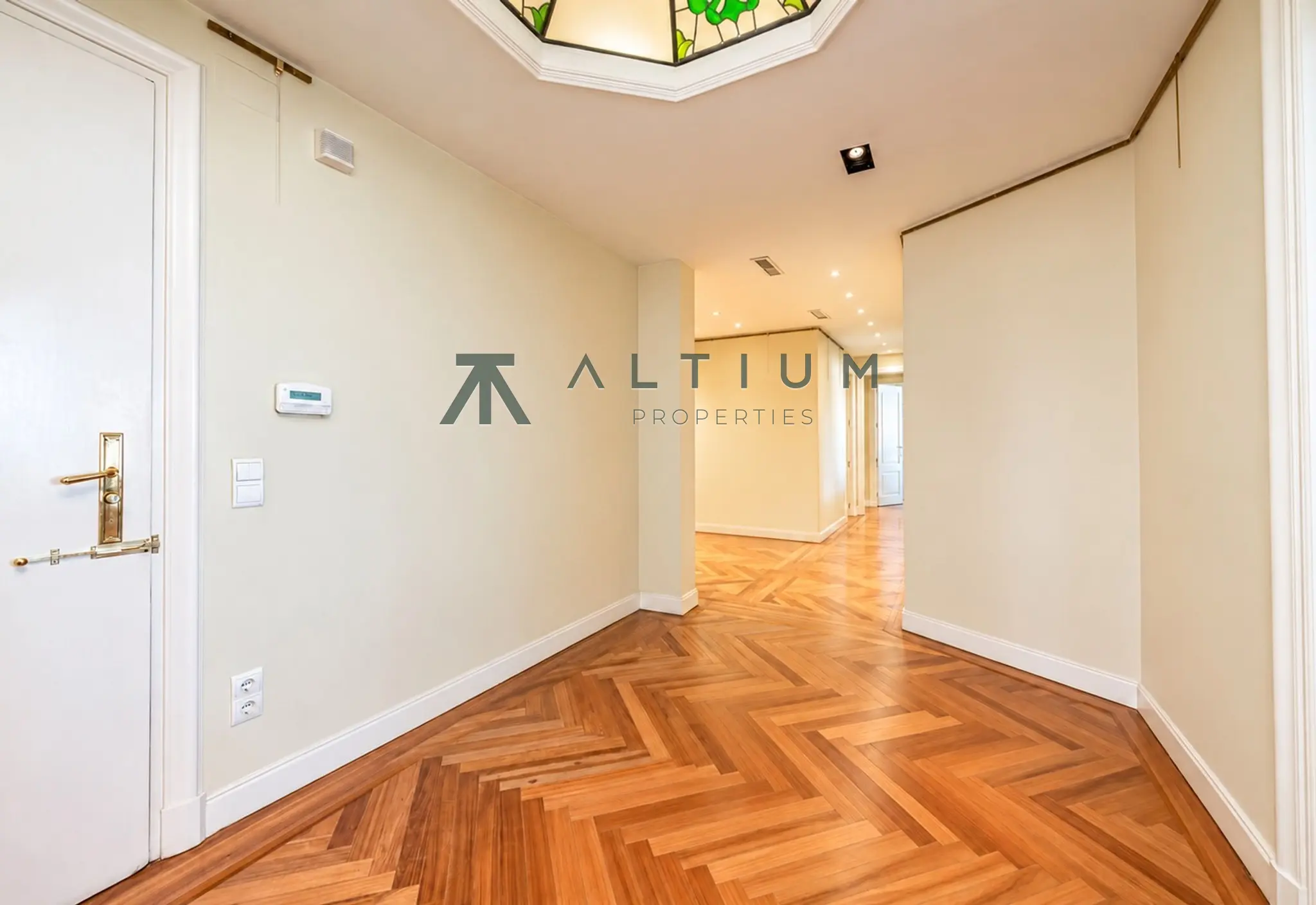 Esquina, miradores y vidrieras en una gran vivienda de Castellana