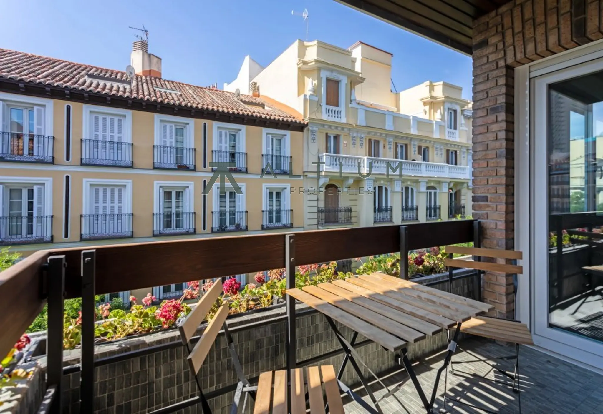 Una terraza sobre las fachadas clásicas de Recoletos
