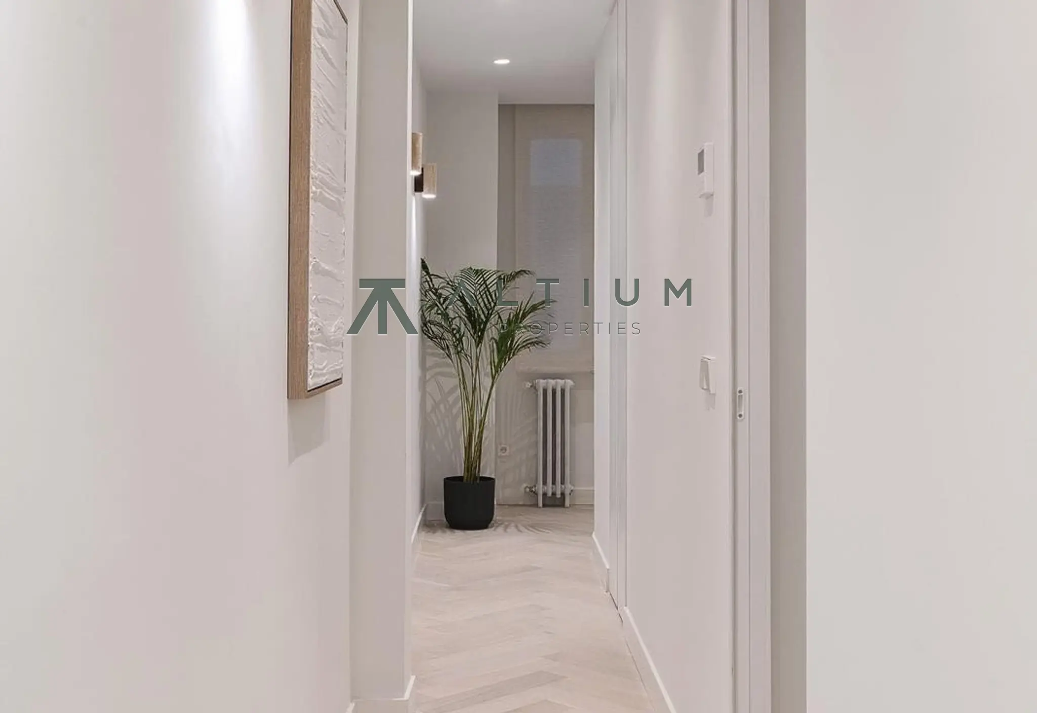 Chimenea, mirador y arcos en una vivienda de diseño