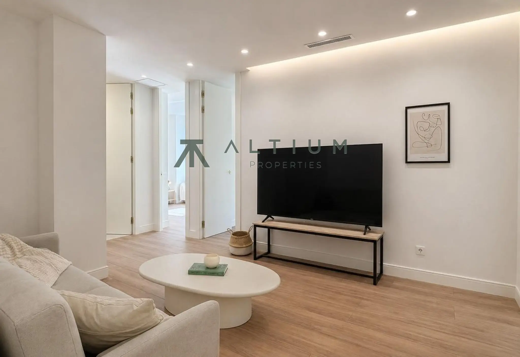 A third-floor corner residence overlooking the trees of Castellana