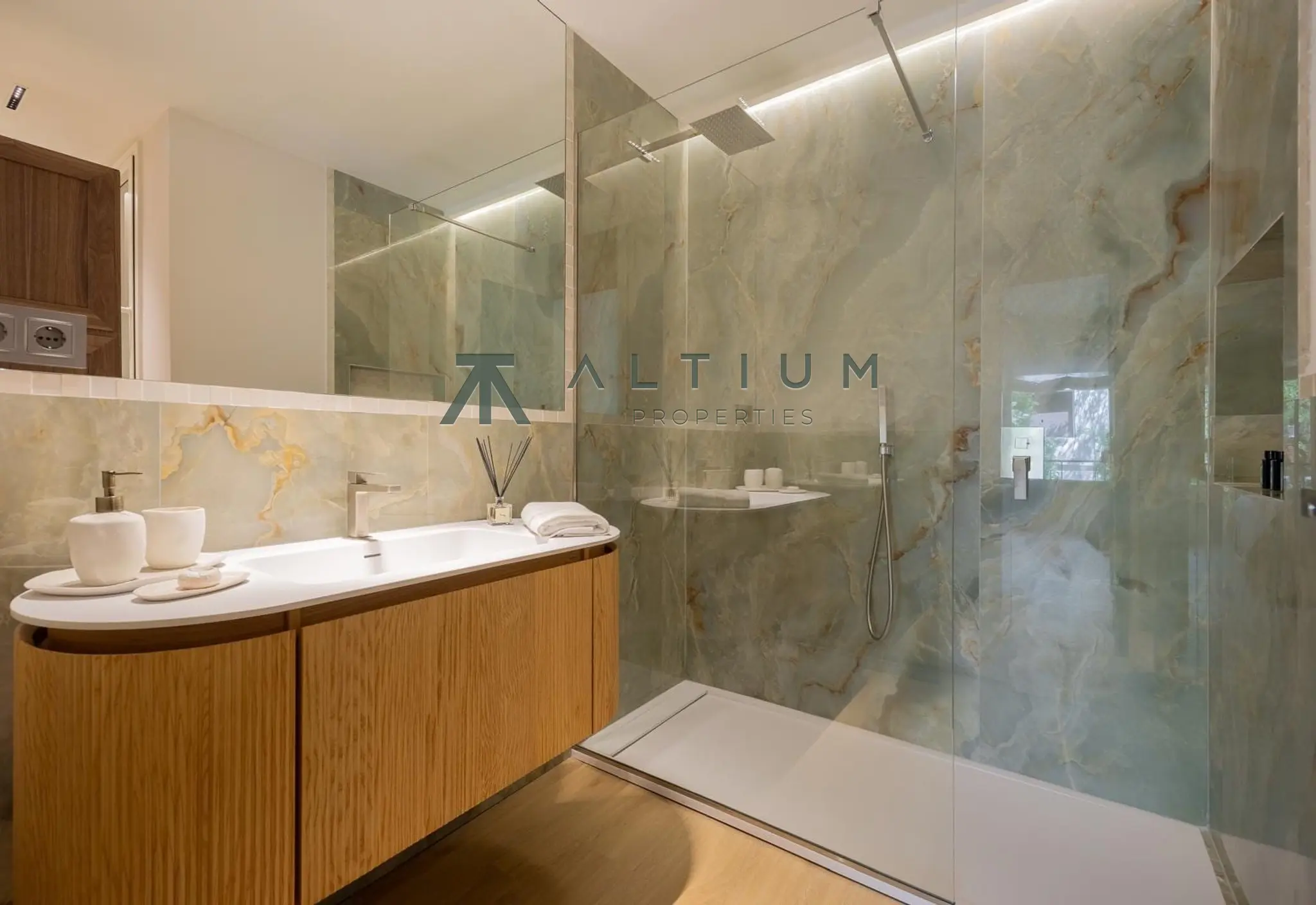 Un jardín privado dentro de una gran residencia en Castellana