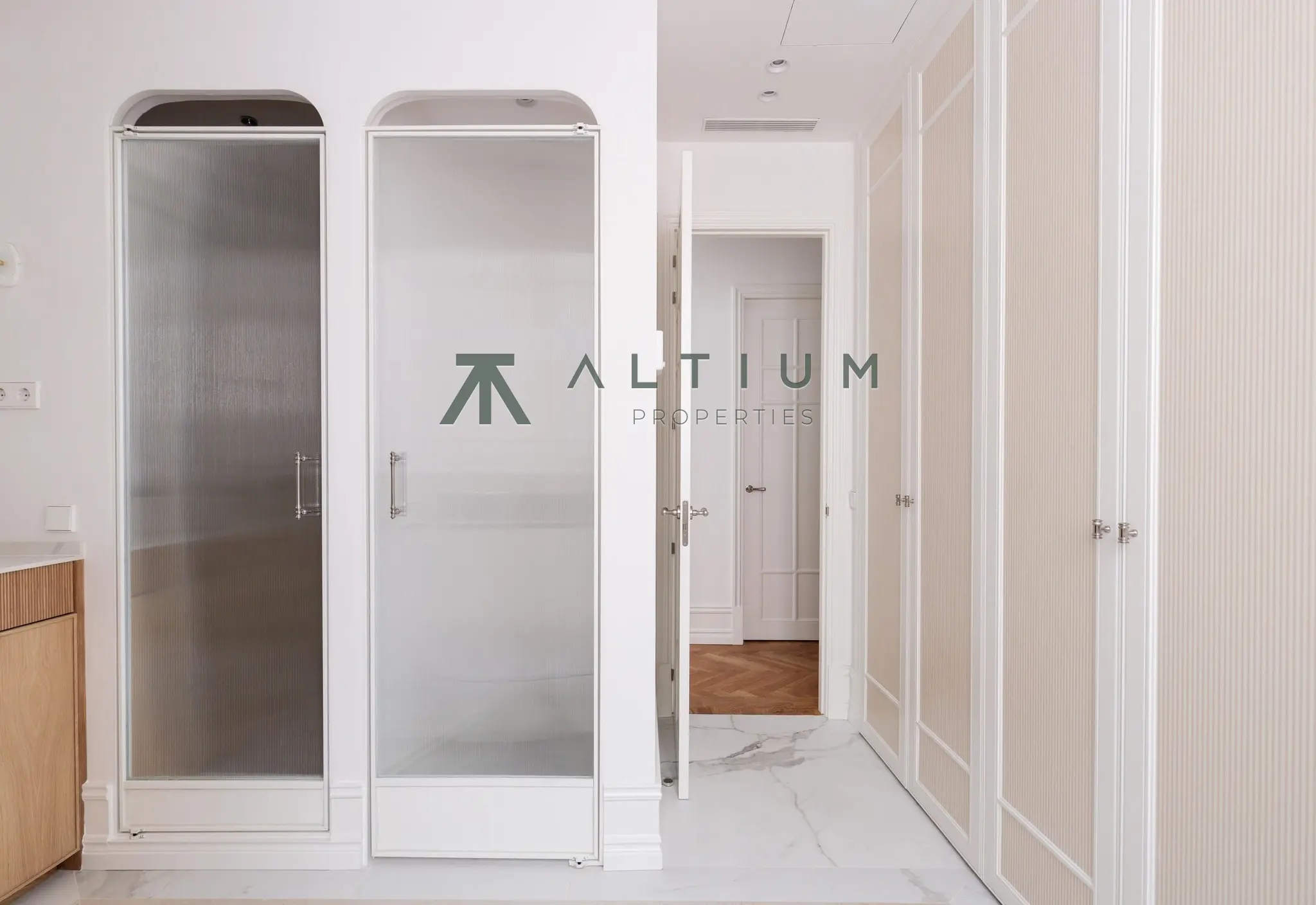 Luz sur y balcón en una gran vivienda de Almagro