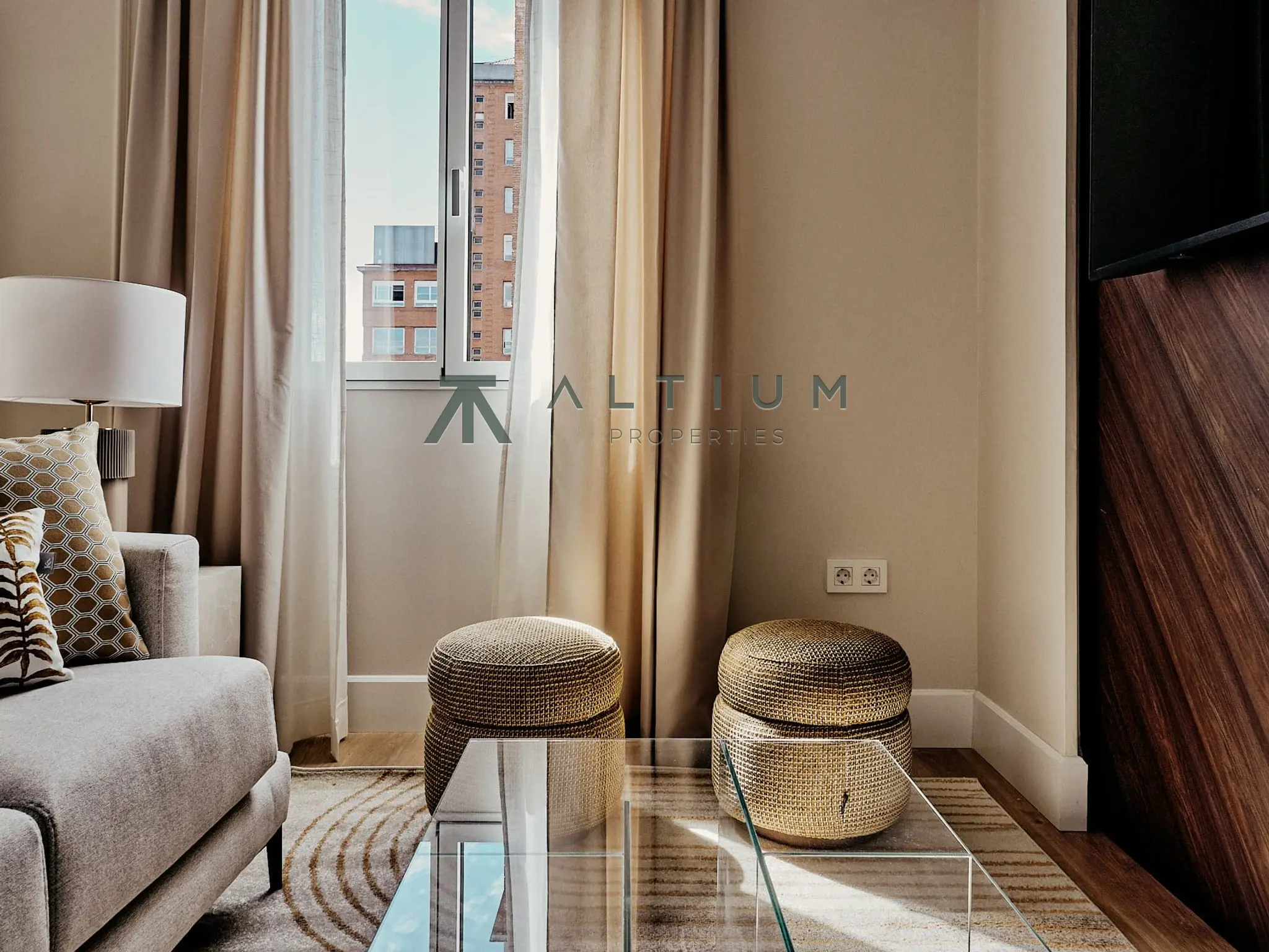 Quinta planta, luz de tarde y balcón en Lista