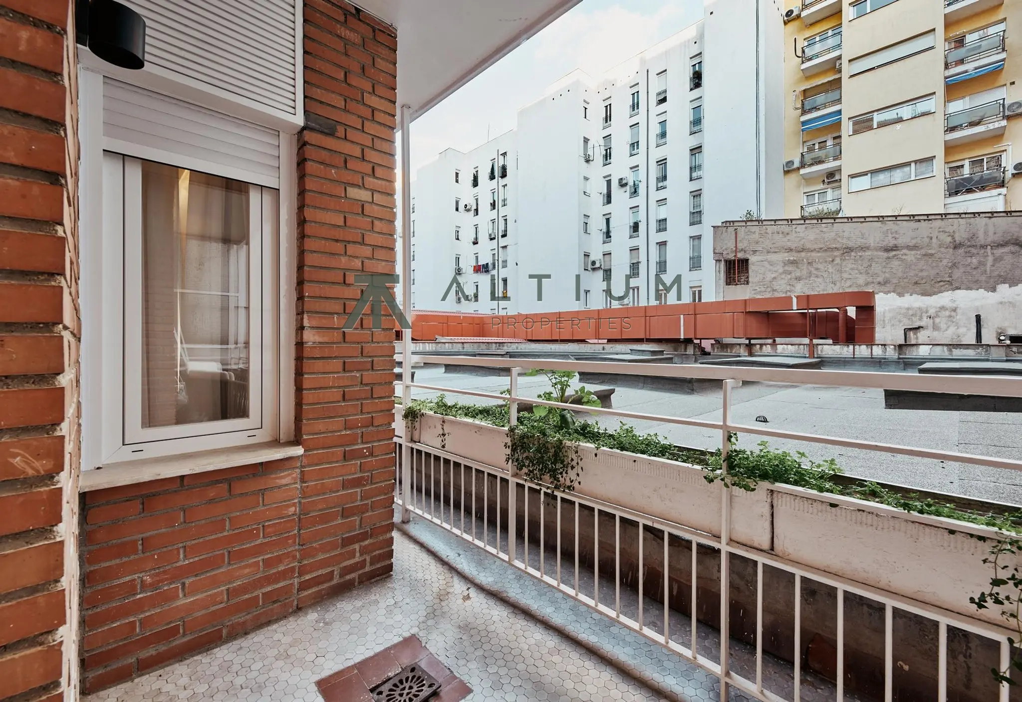 Una casa completa hacia el silencio del patio