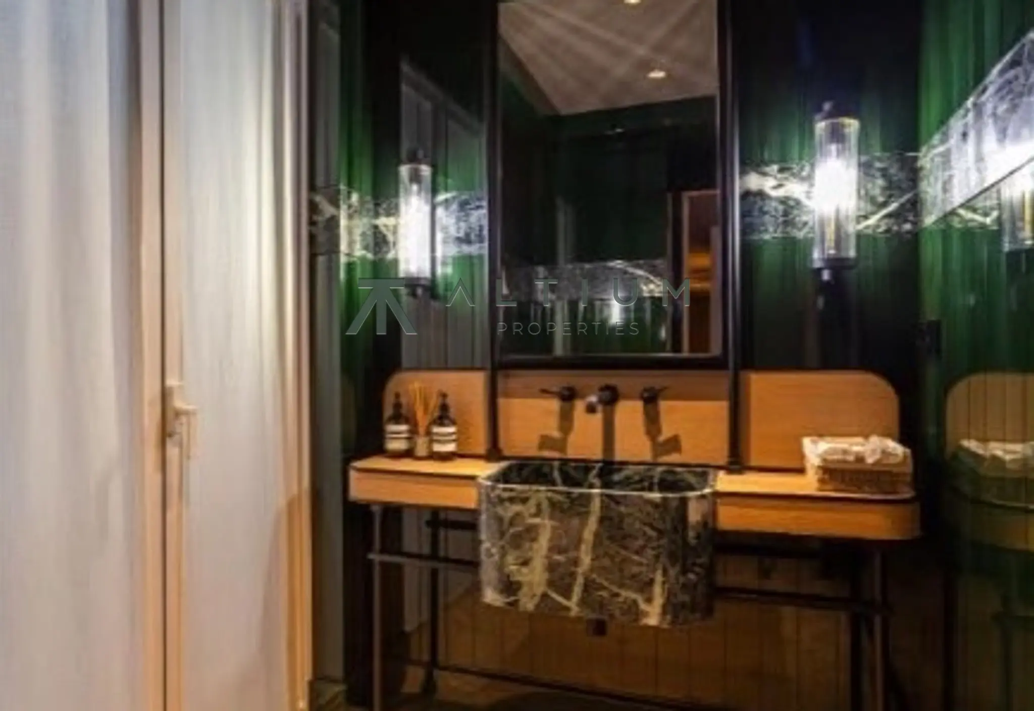 Chimeneas, biblioteca y cuatro balcones en Recoletos