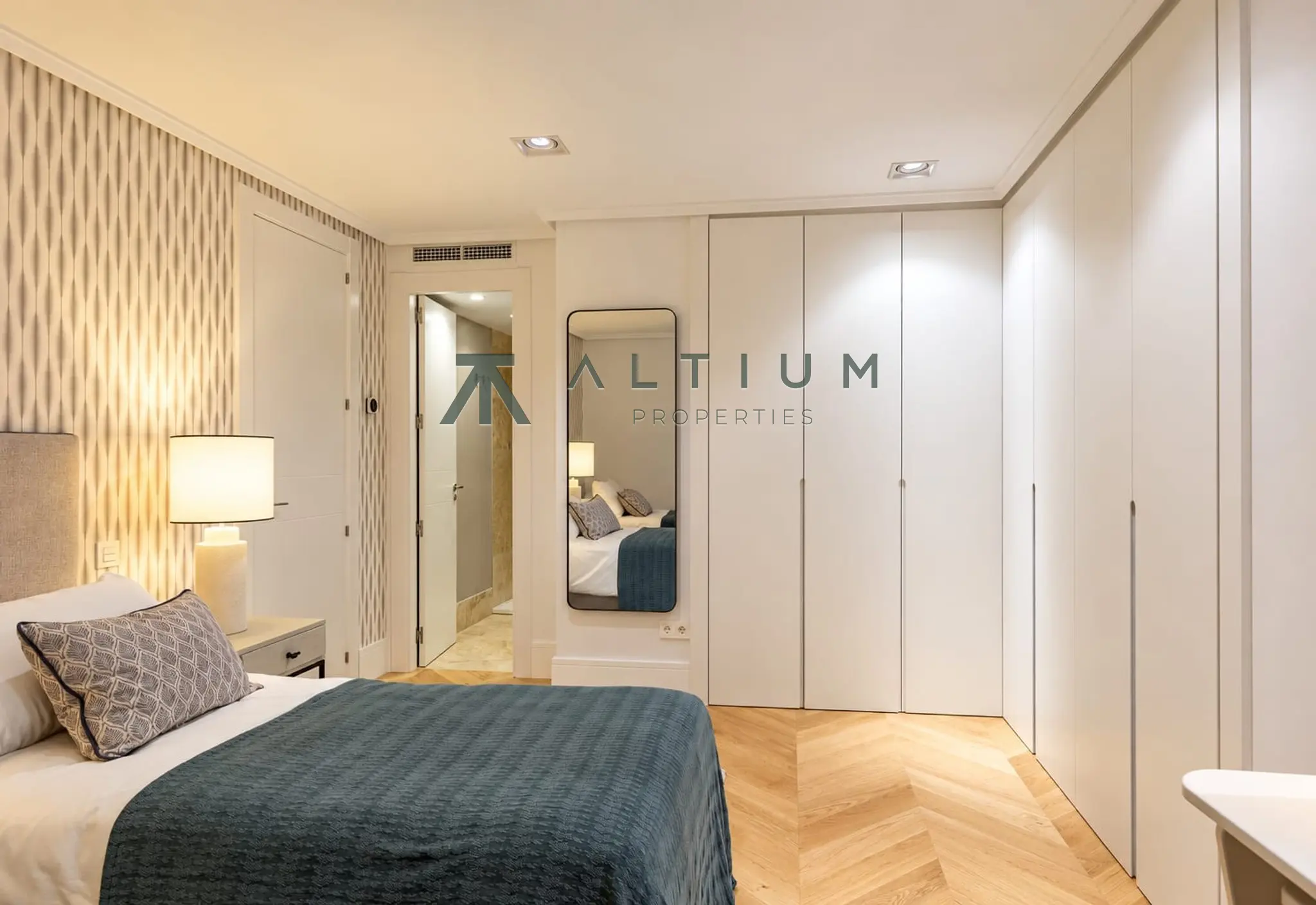 Tres suites, cocina flexible y dos plazas de garaje en Castellana