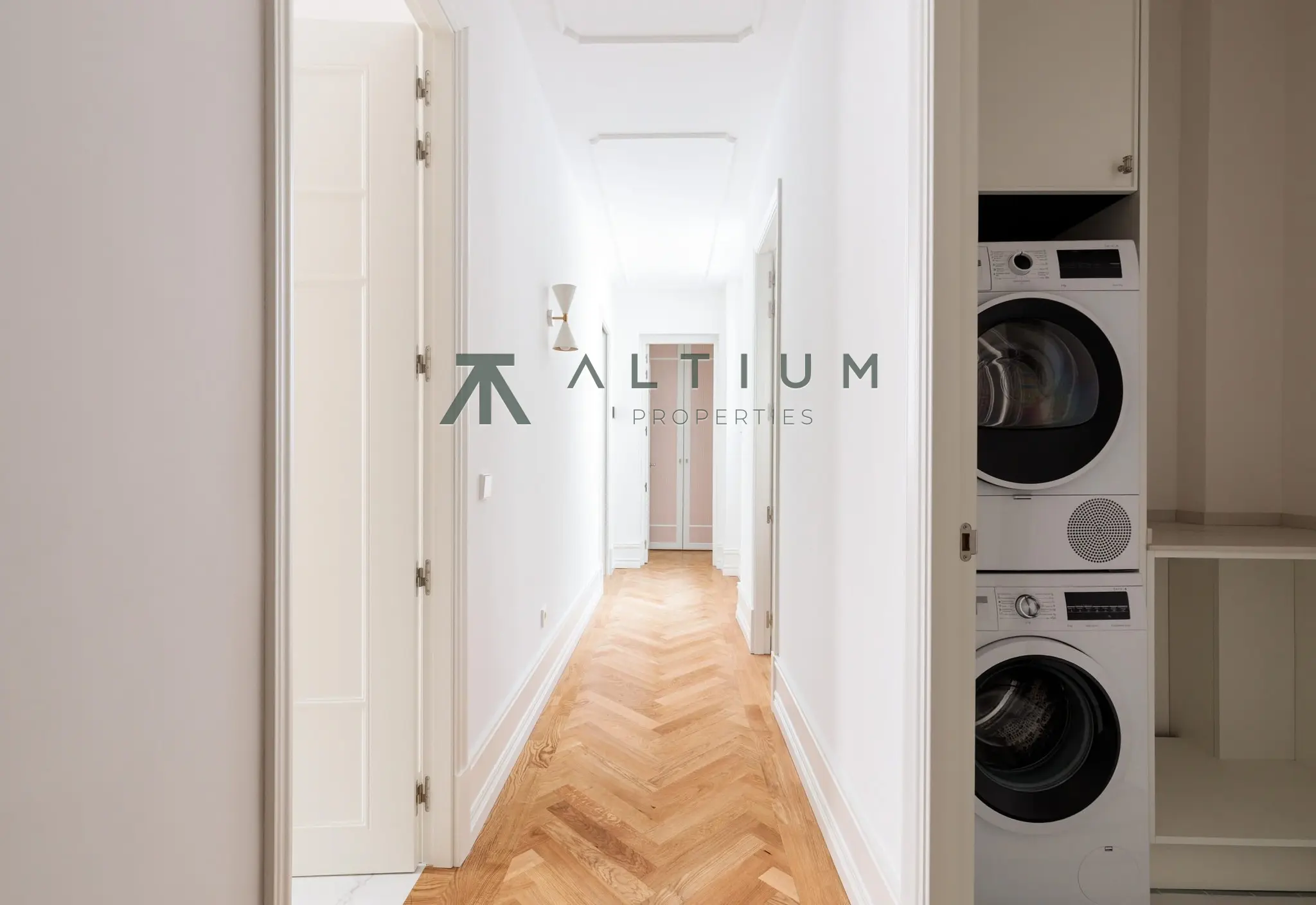Luz sur y balcón en una gran vivienda de Almagro