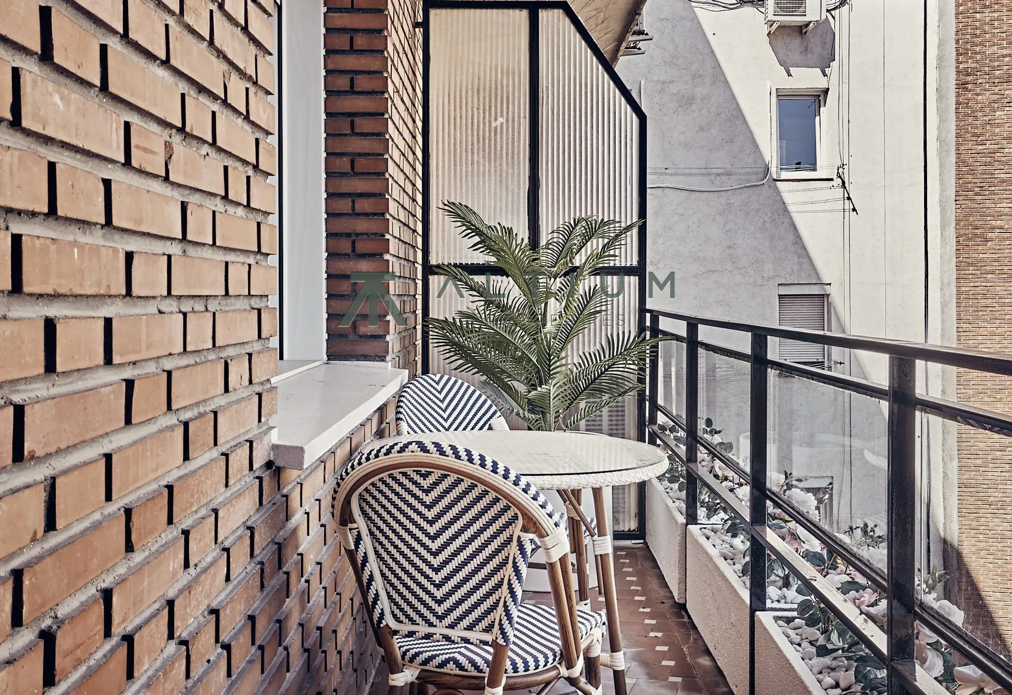 Terraza, dos balcones y garaje junto al Retiro