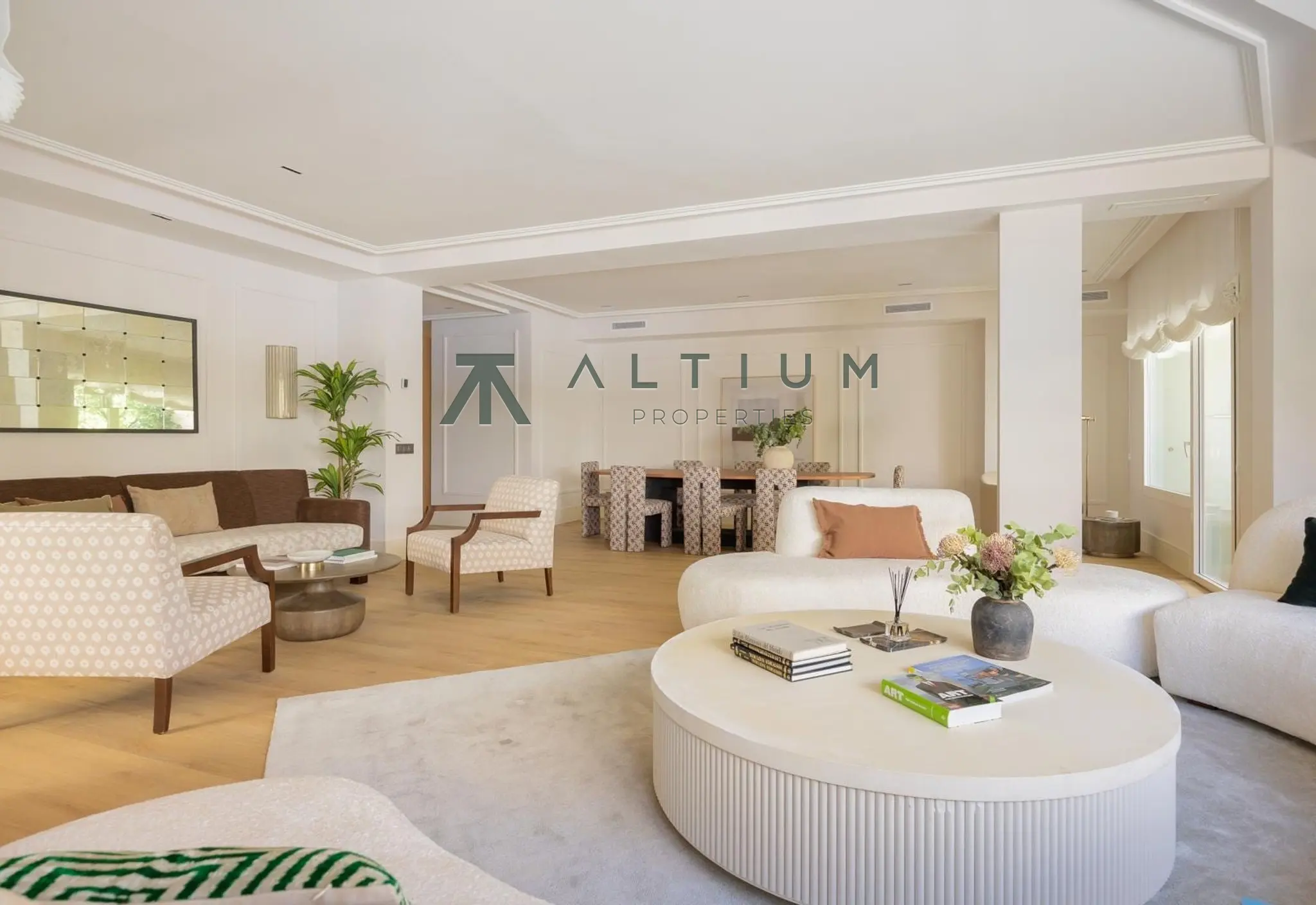 Un jardín privado dentro de una gran residencia en Castellana