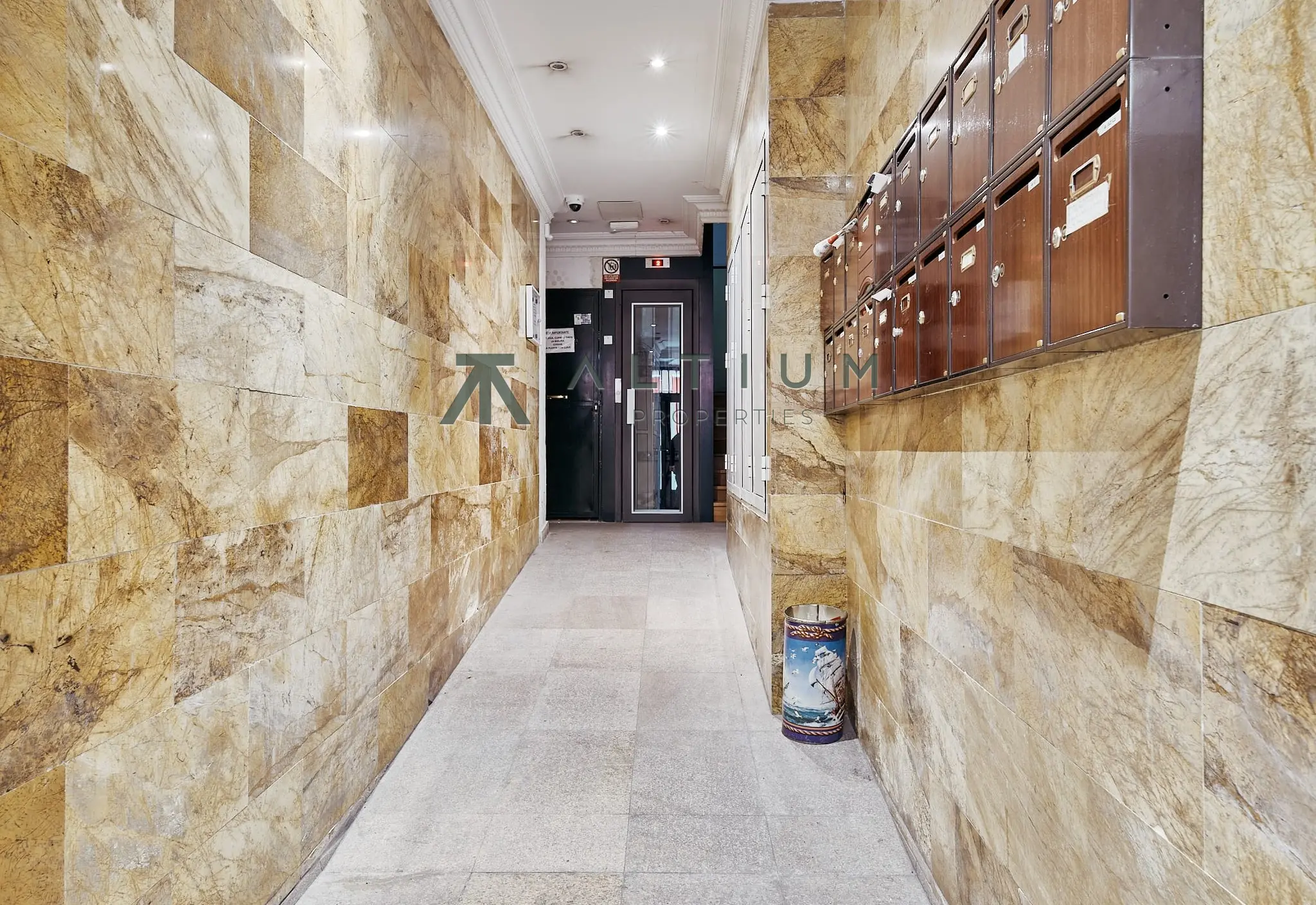 Arquitectura de 1900 e interior contemporáneo en Justicia