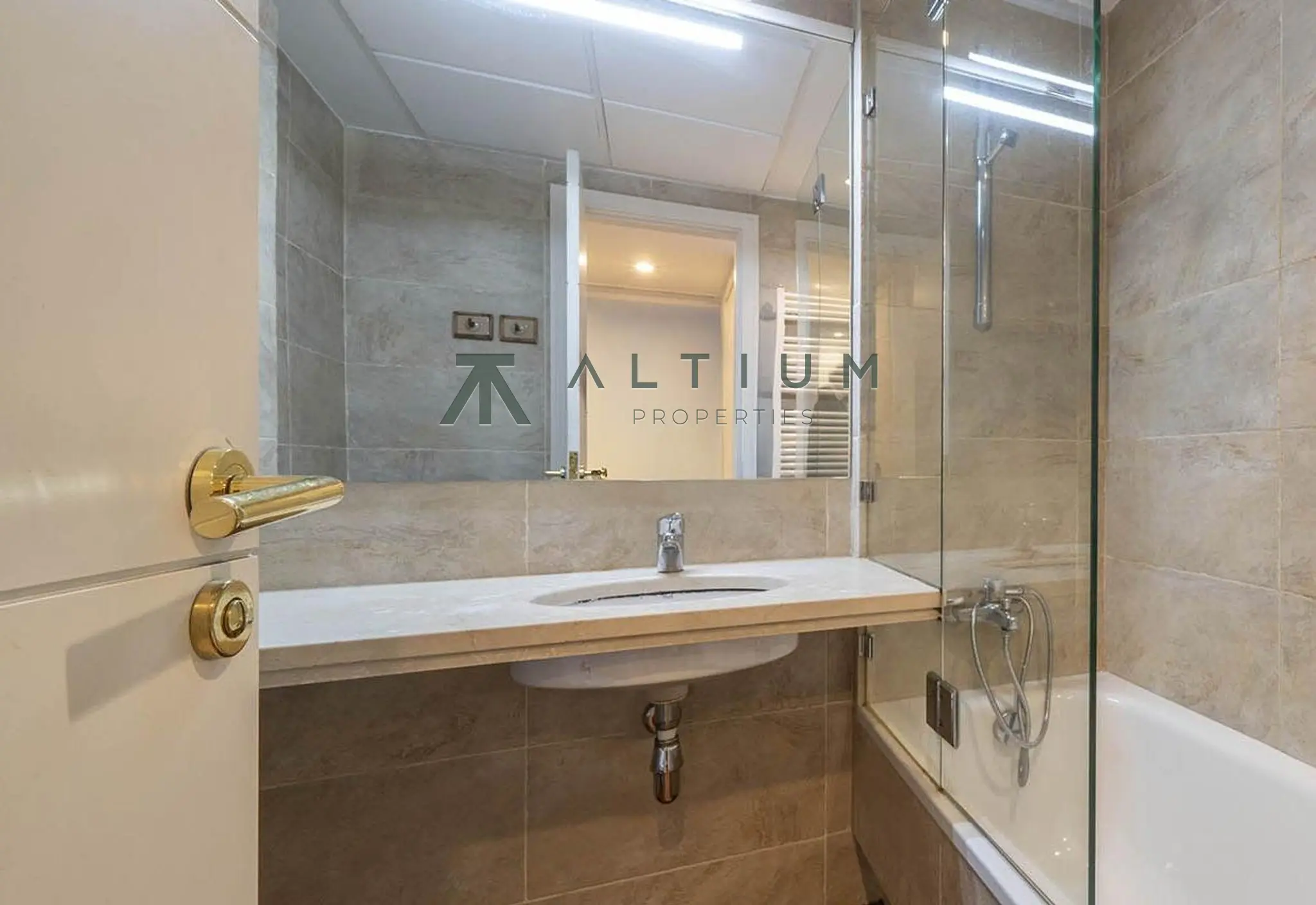 195 m², tres balcones y mucha luz en Goya
