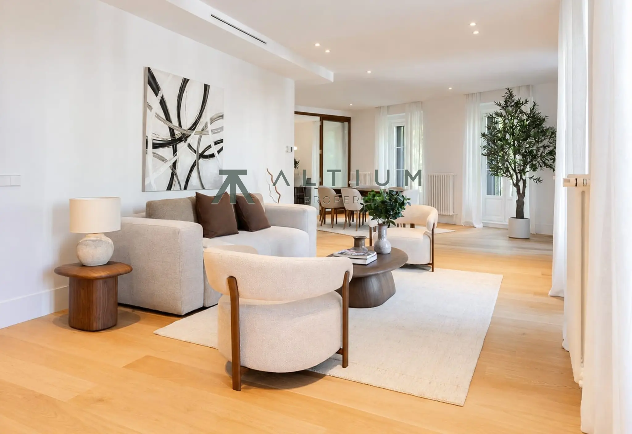 Siete balcones, triple orientación y gran escala en Chamberí