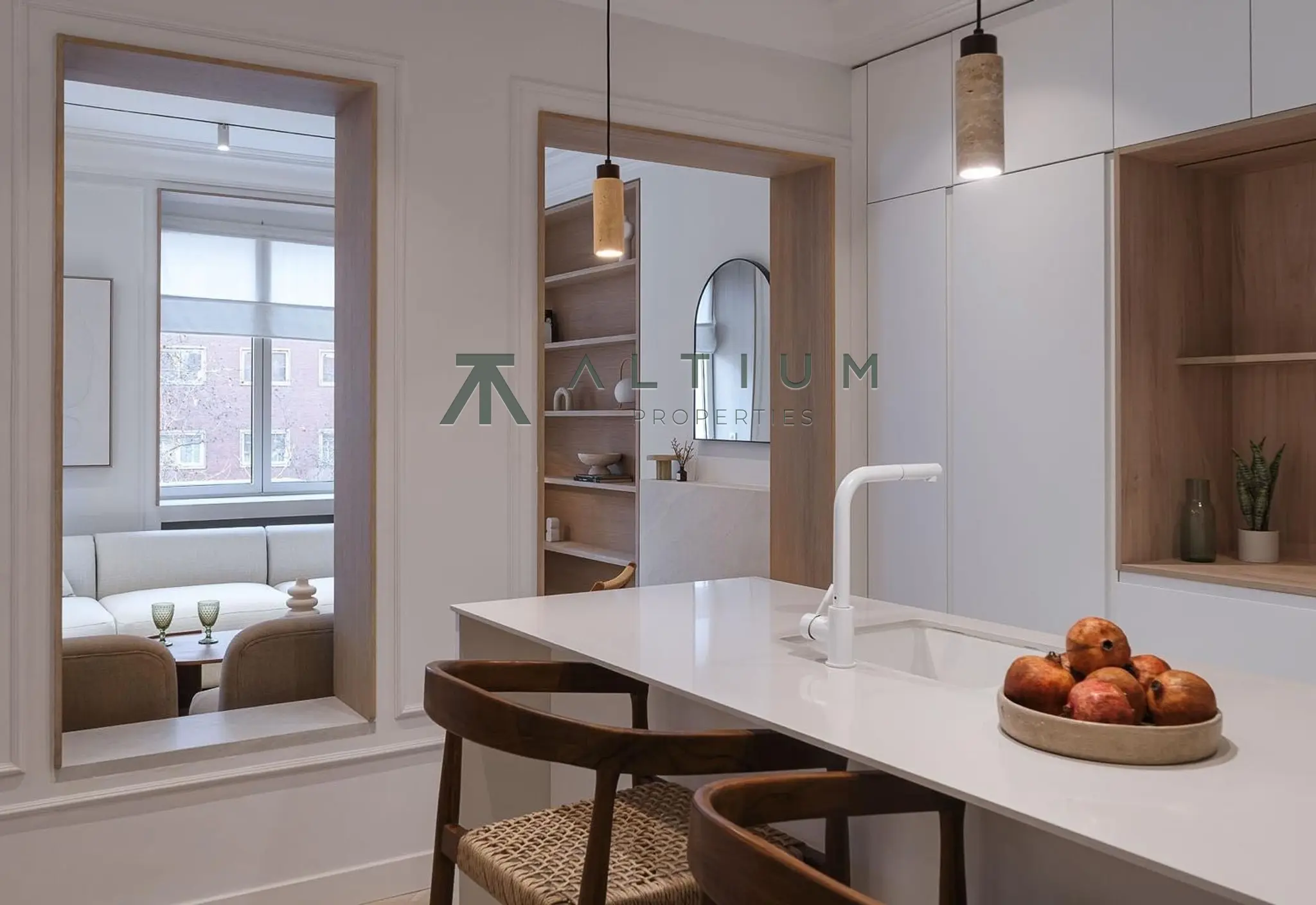 Chimenea, mirador y arcos en una vivienda de diseño