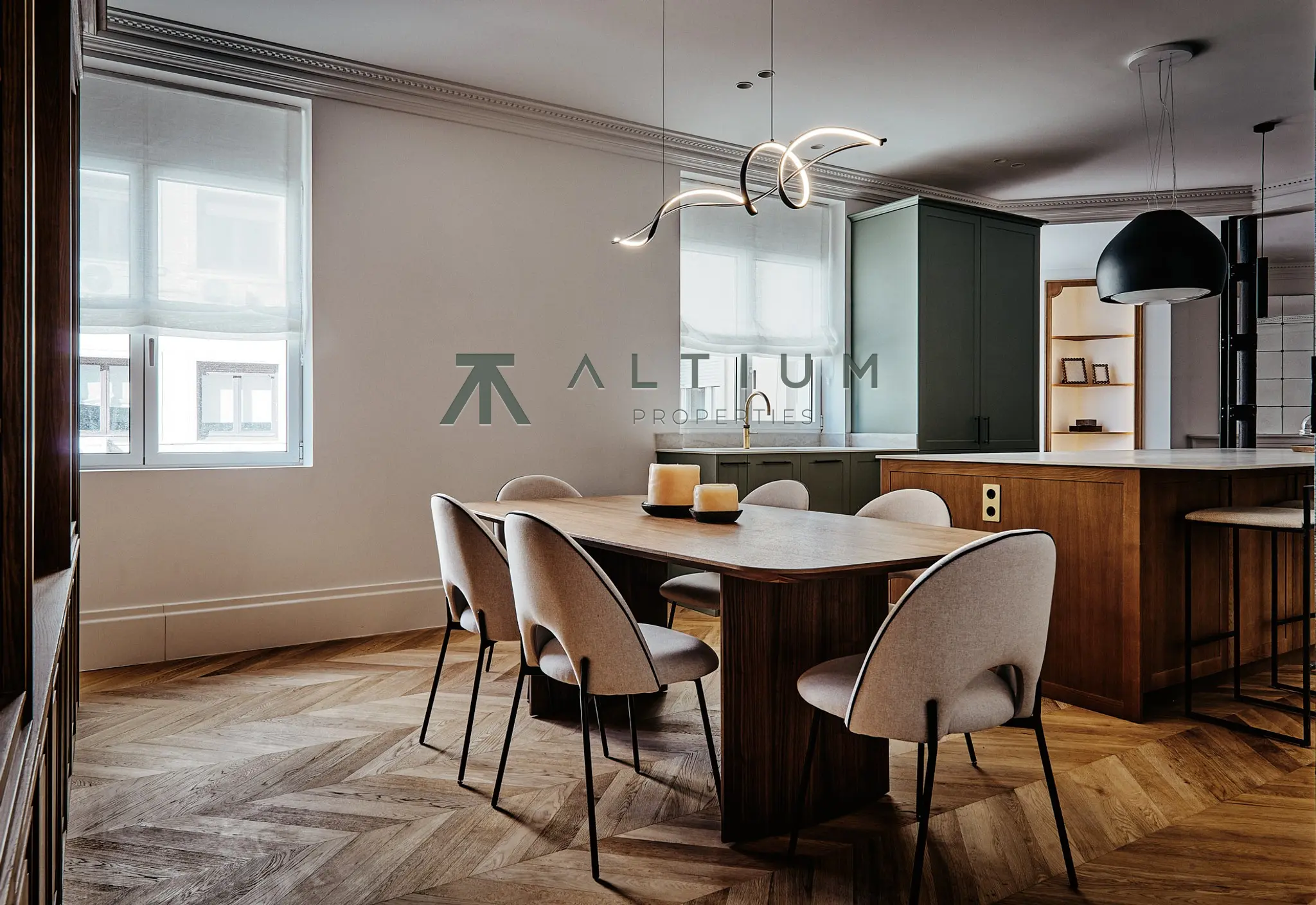 A fireplace, bay window and four bedrooms in Salamanca