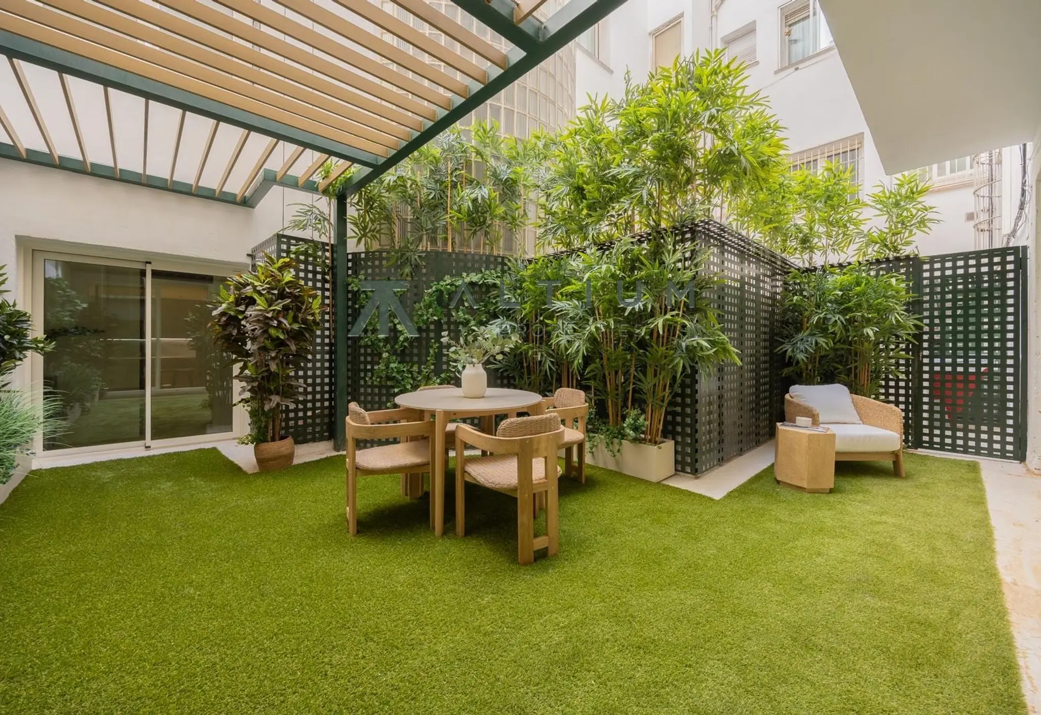 Un jardín privado dentro de una gran residencia en Castellana