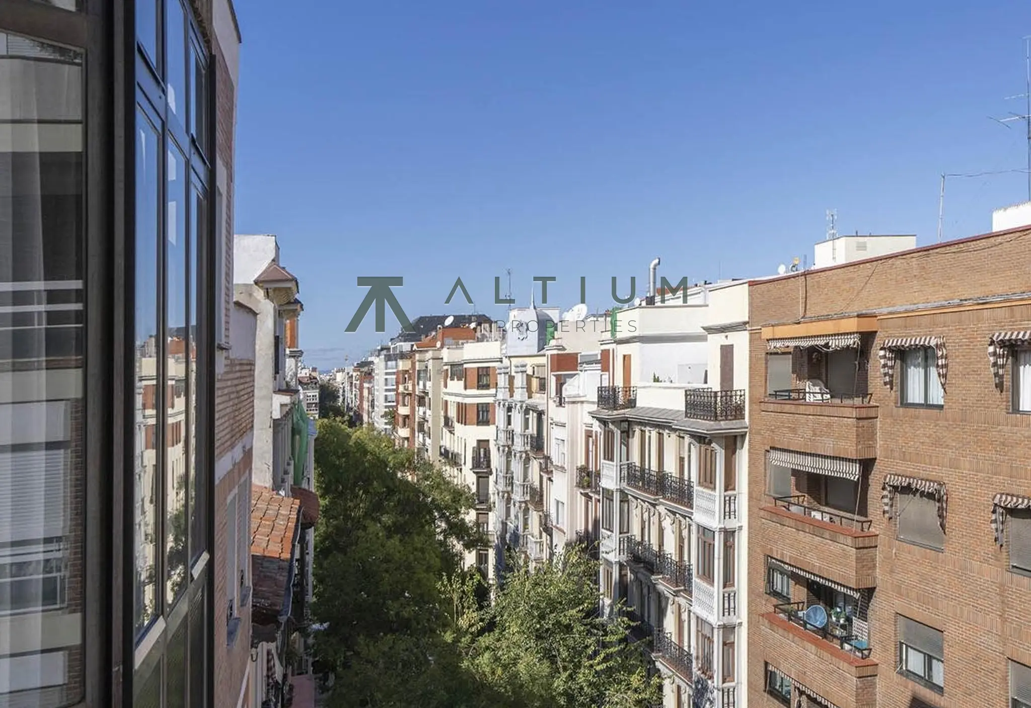 195 m², tres balcones y mucha luz en Goya
