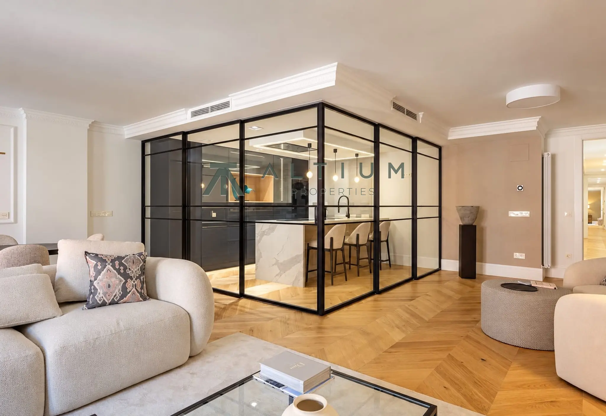 Tres suites, cocina flexible y dos plazas de garaje en Castellana