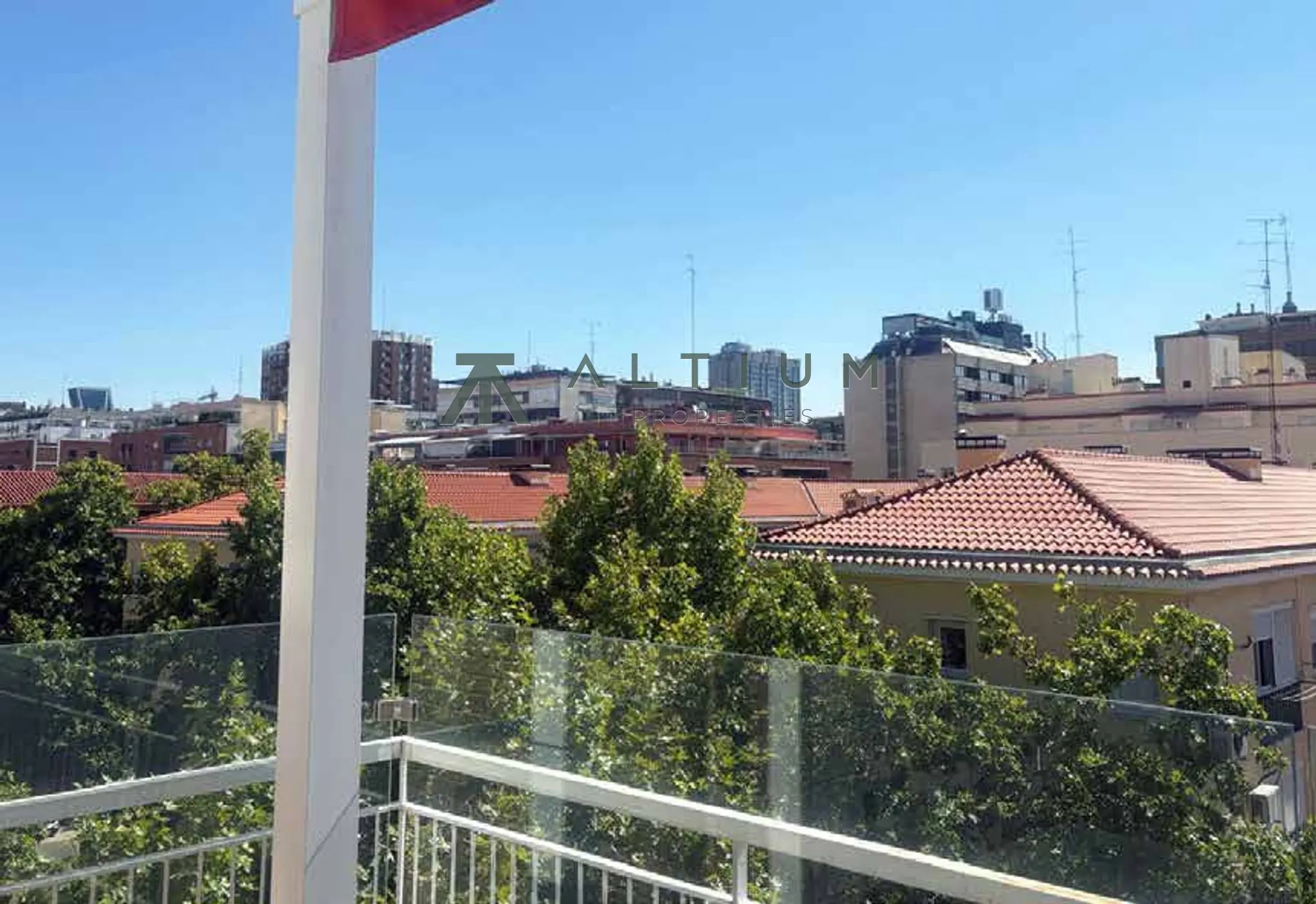 Ático con terraza junto al Paseo de la Castellana