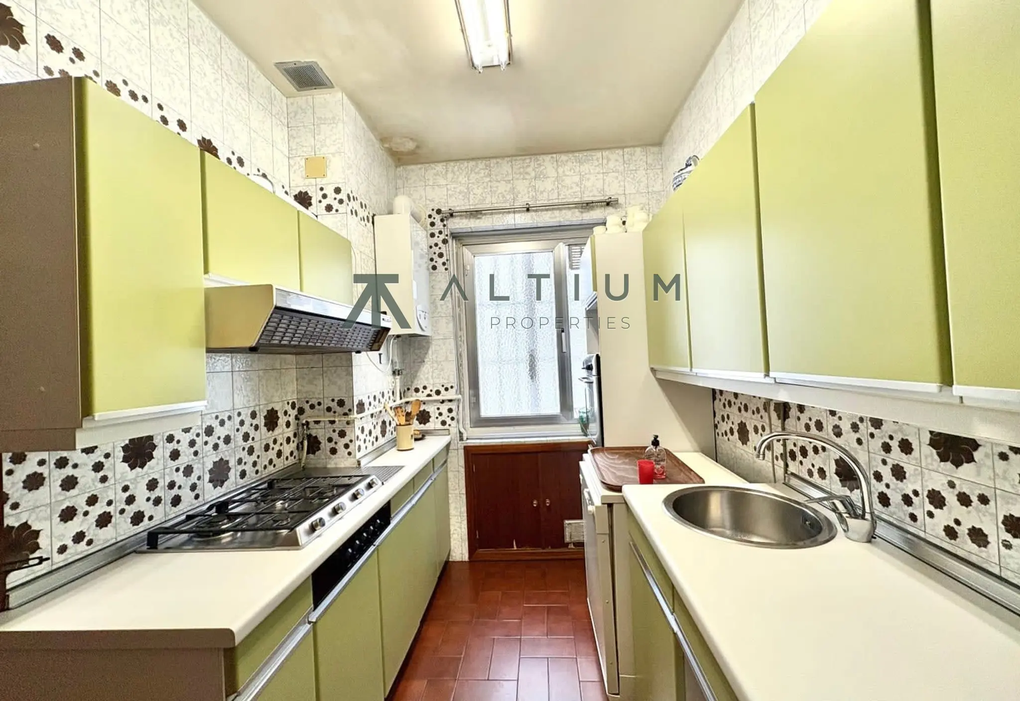 Terraza, boiserie y espiga en una tercera planta de Salamanca