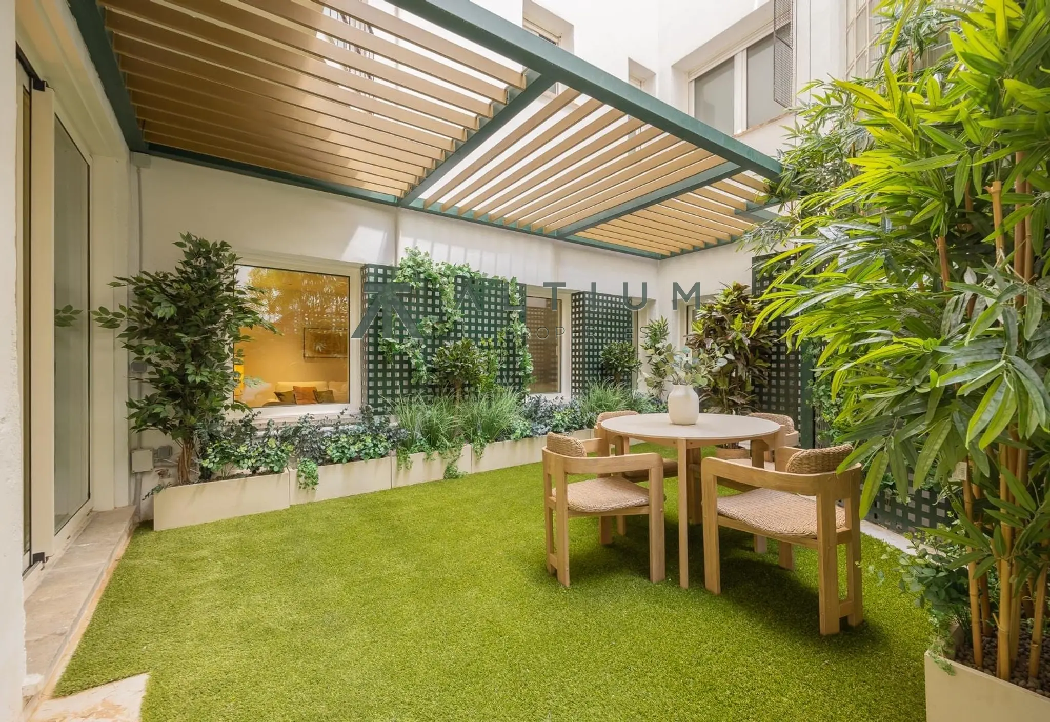 Un jardín privado dentro de una gran residencia en Castellana