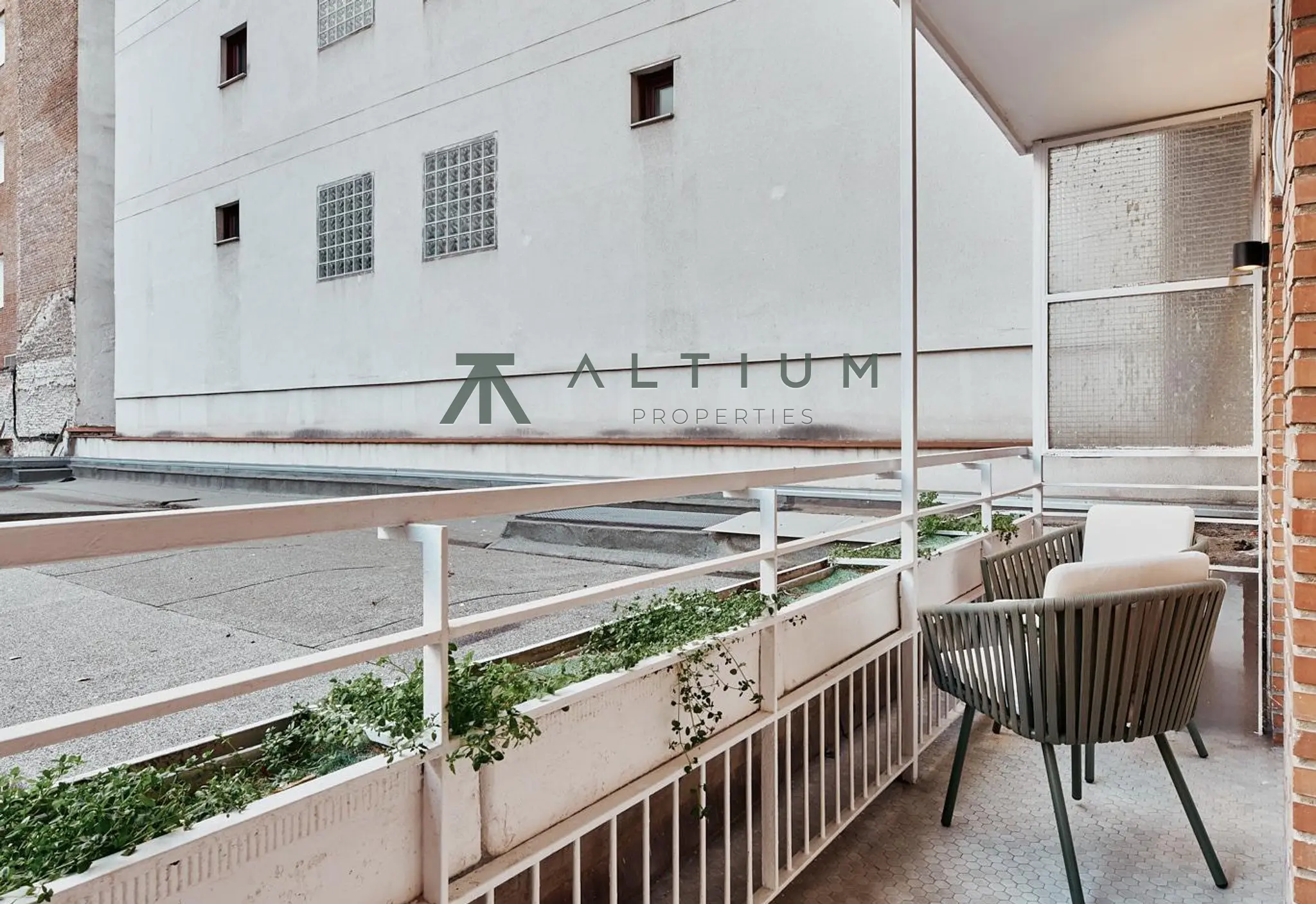 Una casa completa hacia el silencio del patio