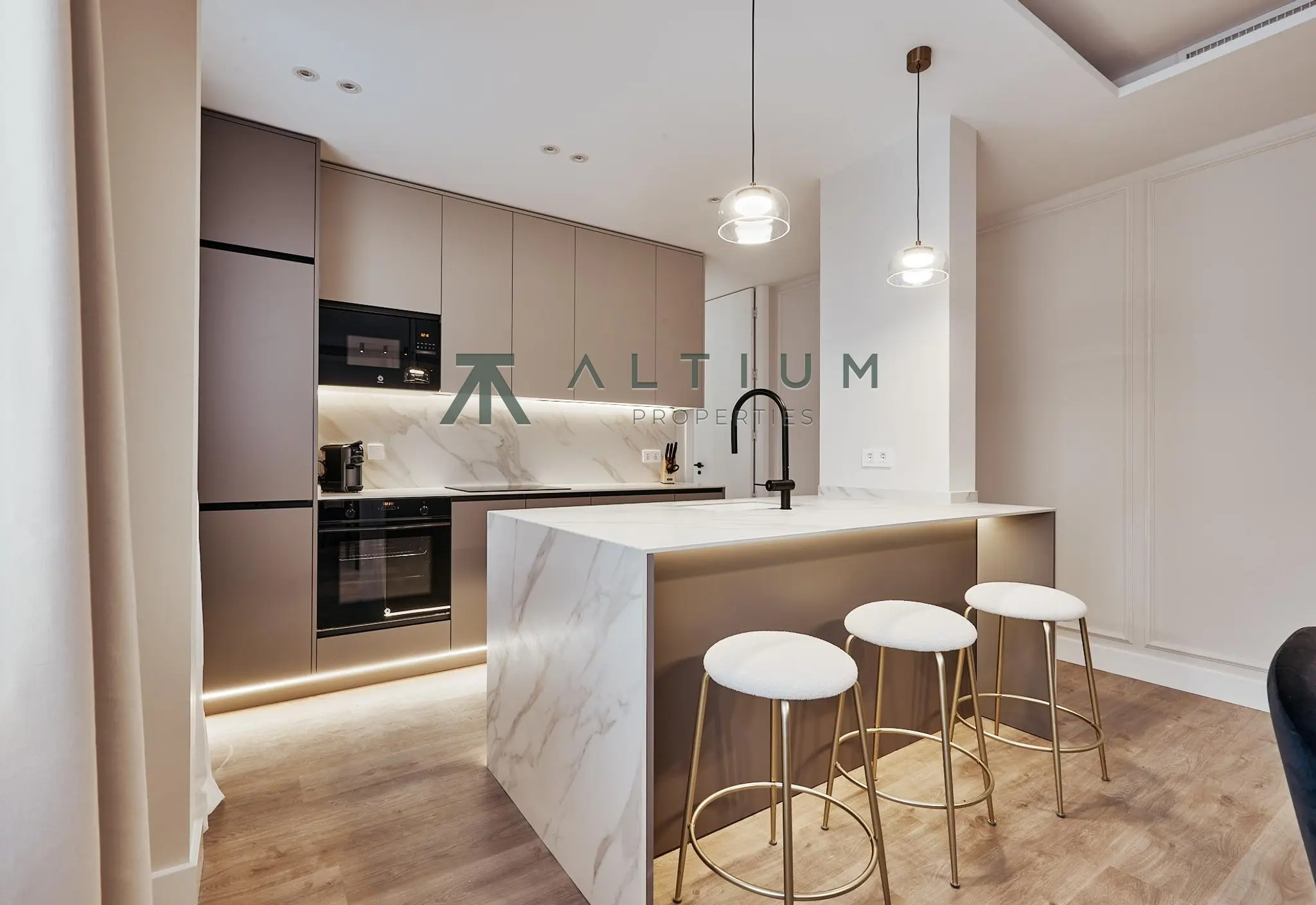 A serene contemporary fourth-floor home in Lista